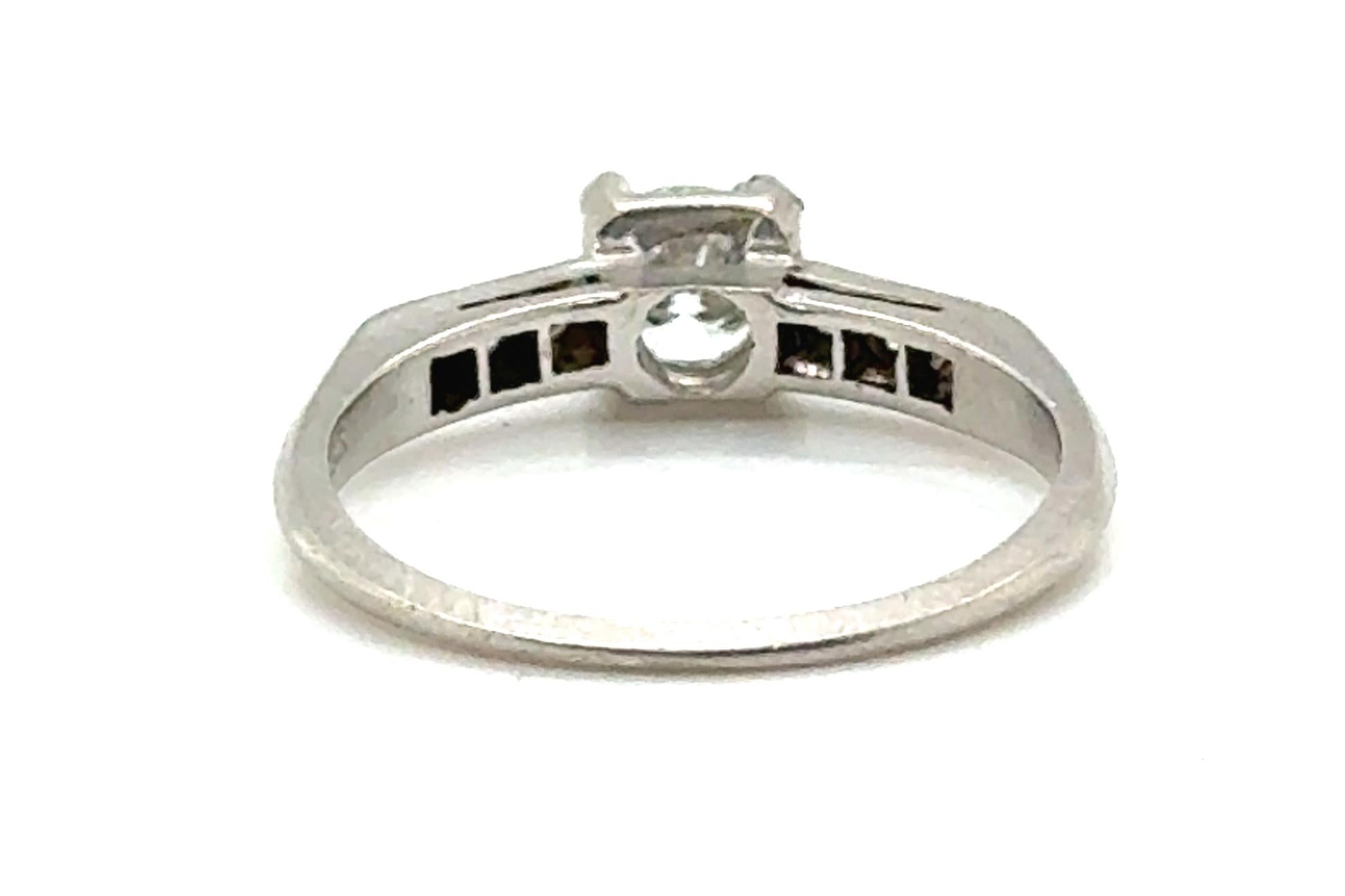 Anello di fidanzamento con diamante Art Deco coniato da 0,52 carati originale degli anni '30-'40 in platino In condizioni ottime in vendita a Dearborn, MI