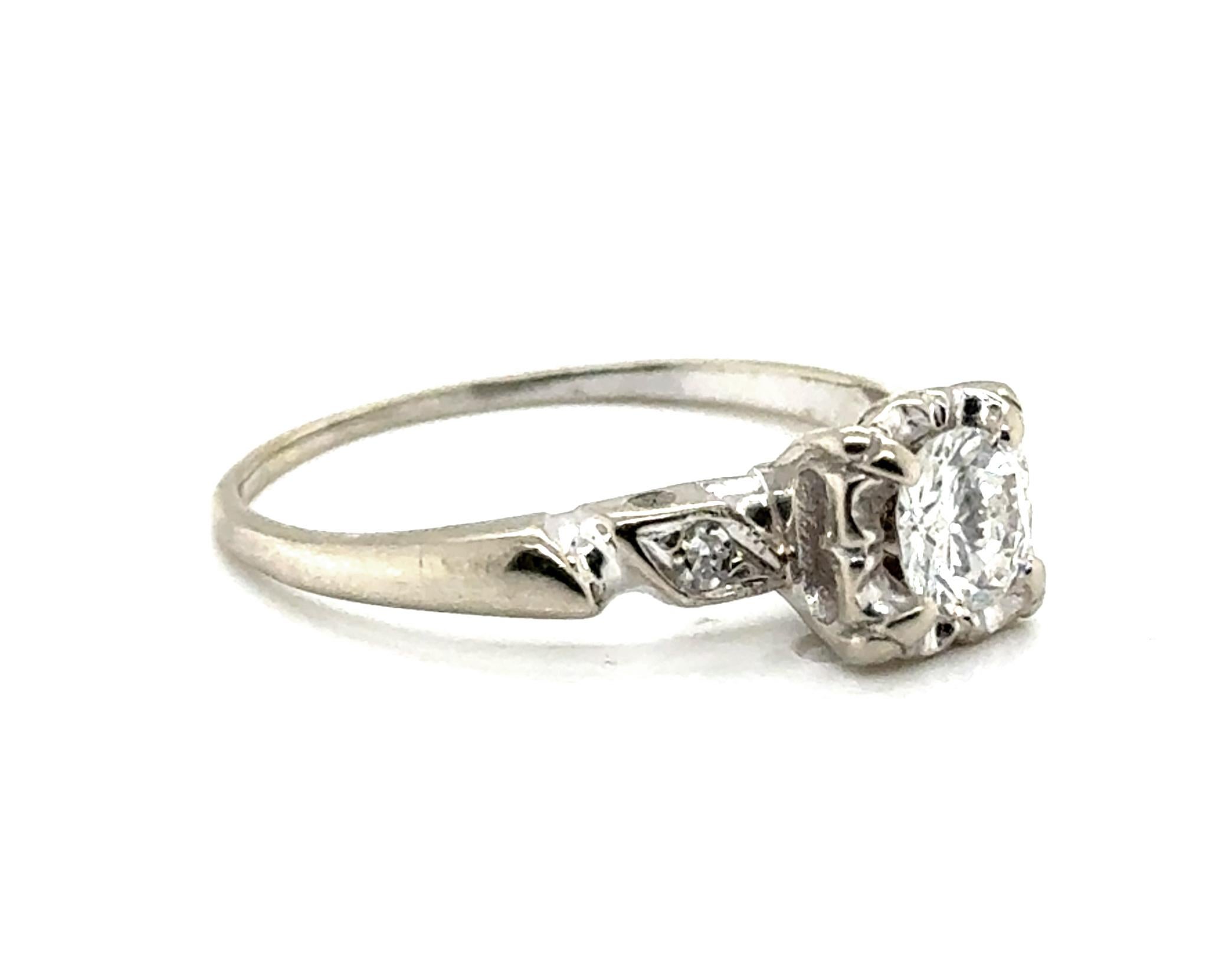 Anillo de compromiso con solitario de diamantes original auténtico de la década de 1940 .54ct talla brillante redonda 14K 


Con un centro de diamante genuino de talla brillante redondo de 0,50 ct extraído de forma natural

Detalles grabados a
