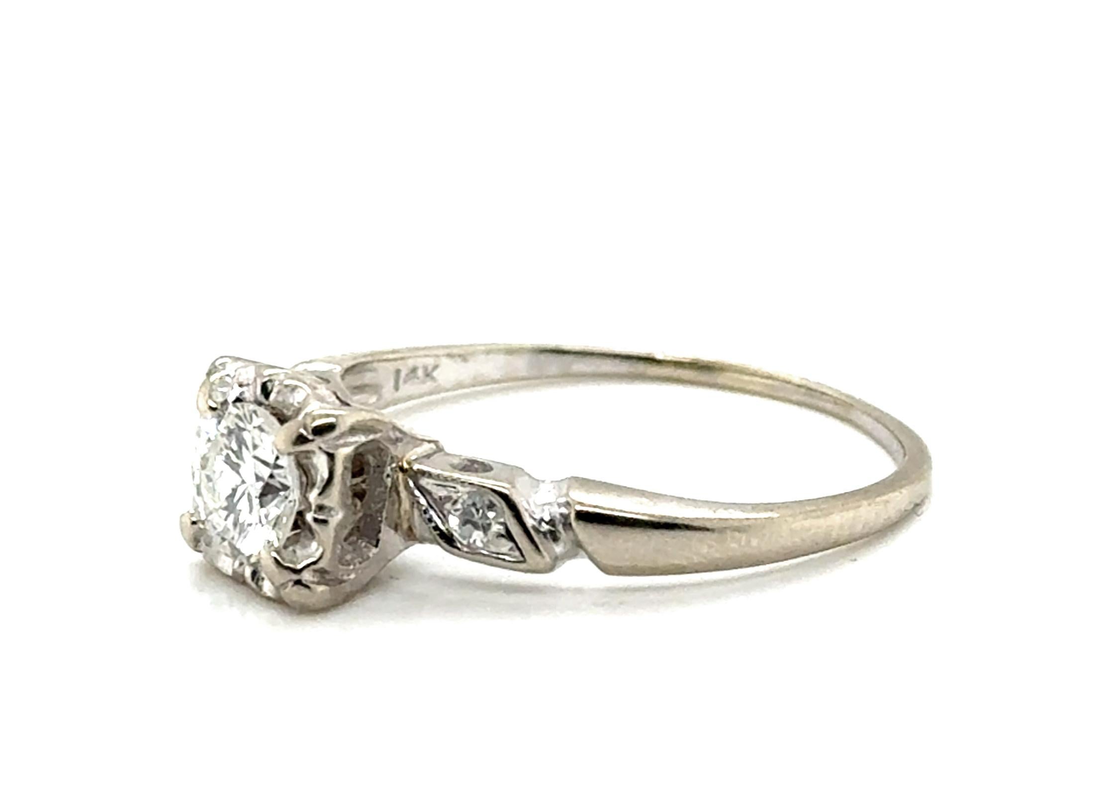 Anillo de compromiso de diamantes Art Déco Mined .54ct RBC Original de 1940 14K Art Decó en venta