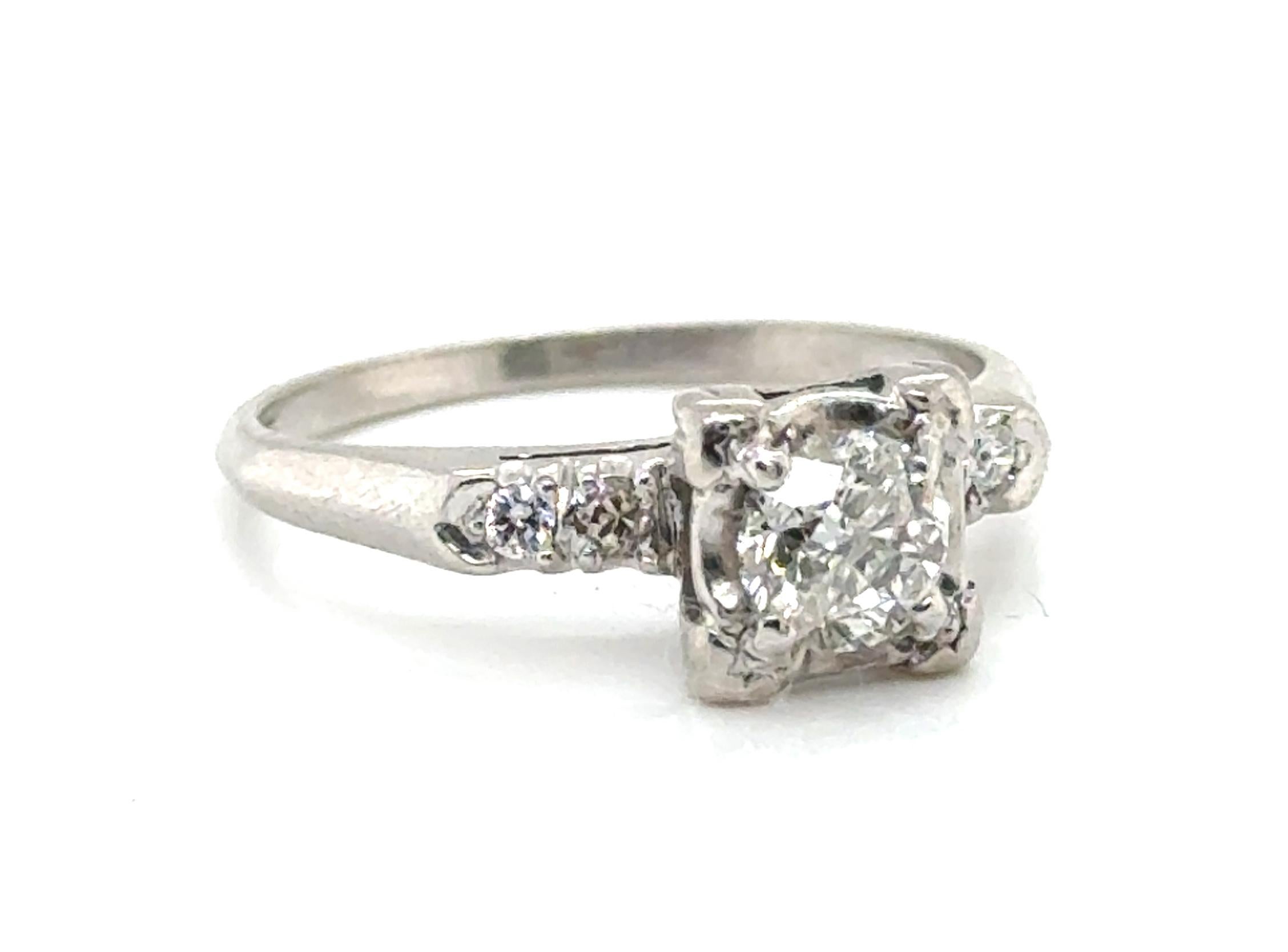 Anillo de compromiso solitario de diamantes original auténtico de los años 1940-1950 .80ct talla de transición


Con un centro de diamante genuino de talla de transición de 0,72 ct extraído naturalmente

Detalles grabados a mano

Ponemos nuevas púas