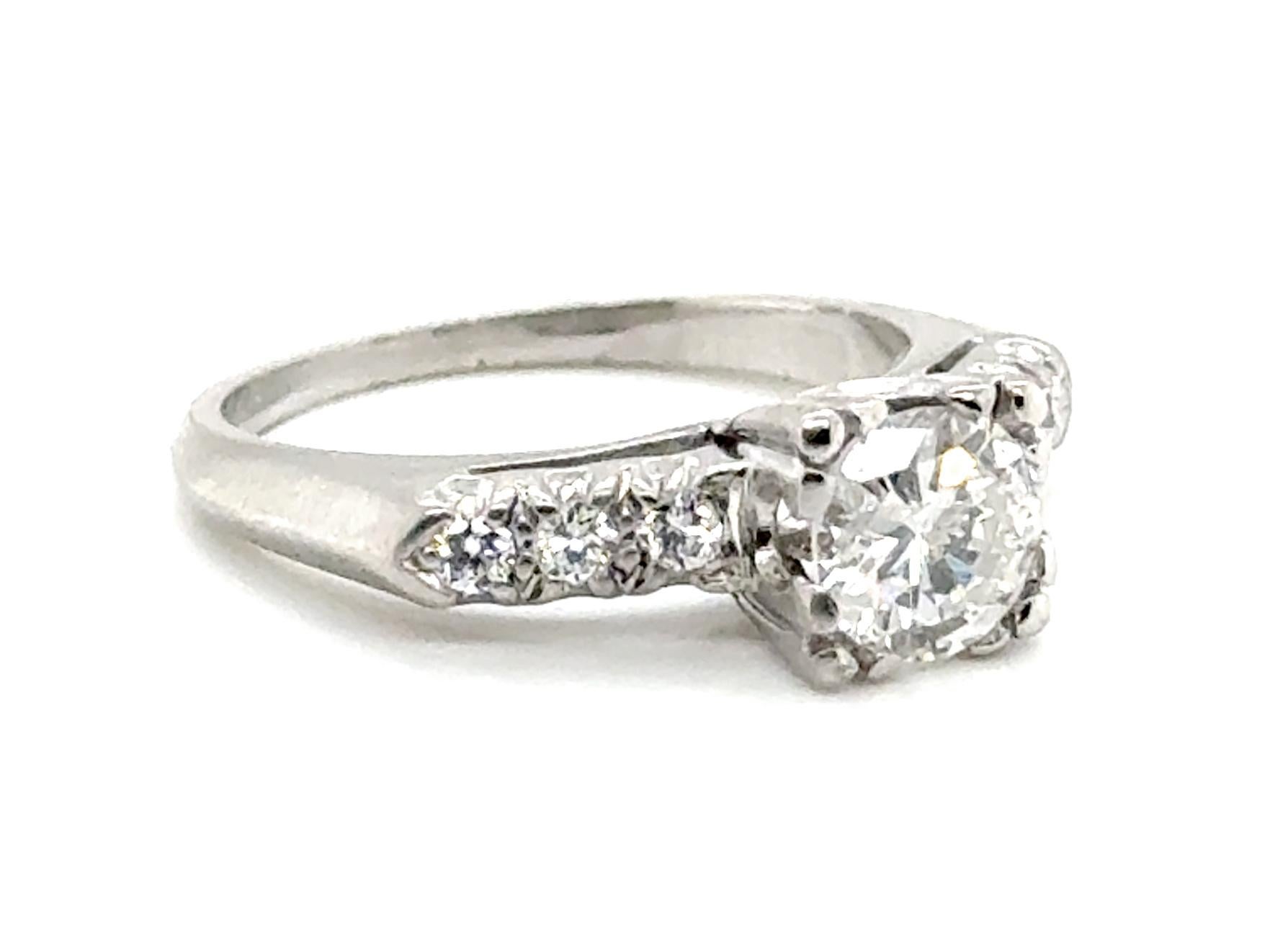 Véritable bague de fiançailles solitaire en diamant des années 1940-1950, taille 82ct.


Le centre est orné d'un diamant rond de taille brillant de 75 ct, authentiquement naturel.

Belle tige épaisse

Nous avons mis de nouvelles pinces pour plus de