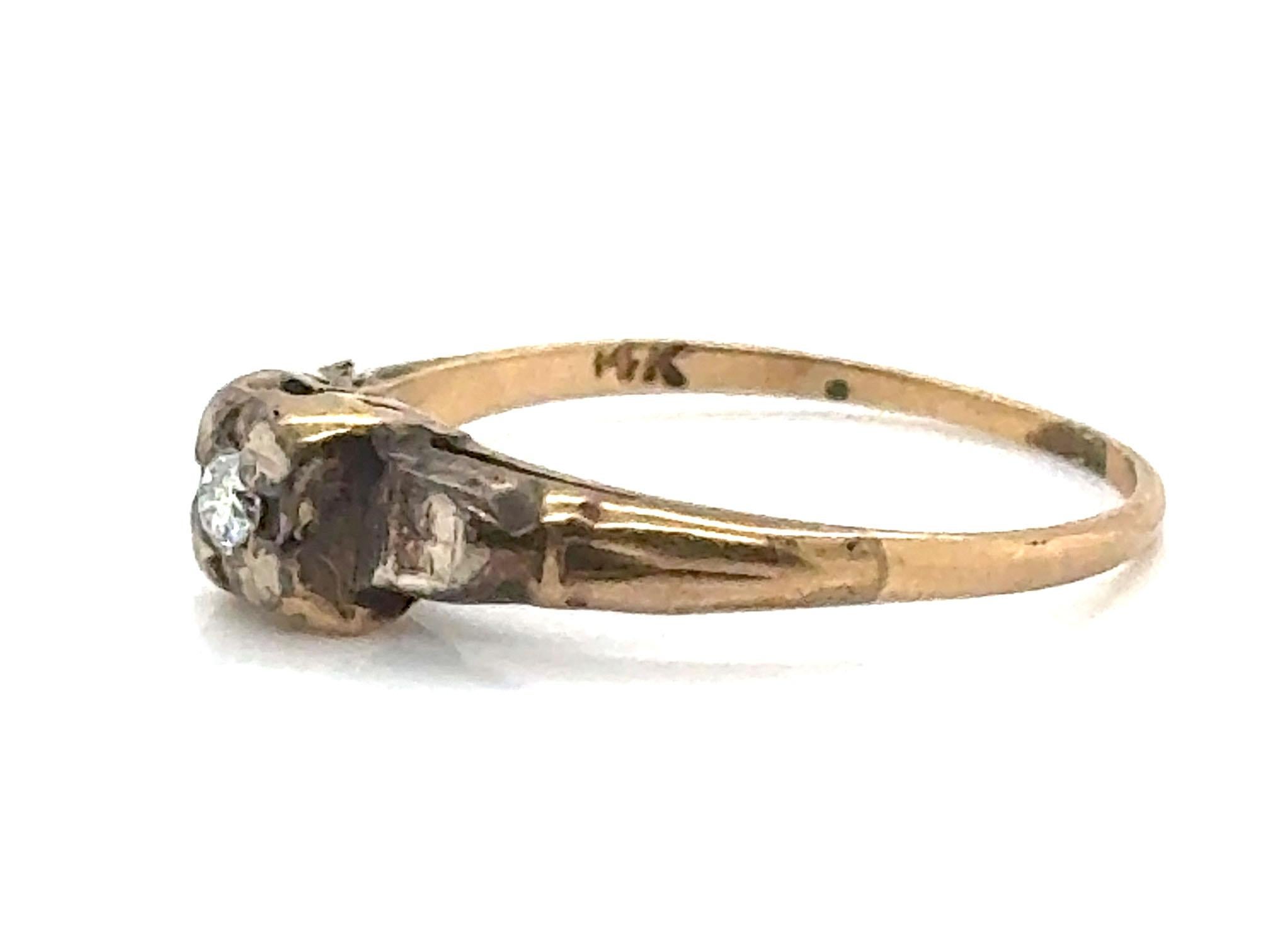 Echte Original-Antike aus den 1920er-1930er Jahren Diamant Solitär Verlobungsring Transitional Cut 14K Gelbgold


Mit einem wunderschönen echten .06ct Natural Transitional Cut Diamond Center

Sehr seltener Art-Déco-Ring aus Gelbgold mit einer Spitze