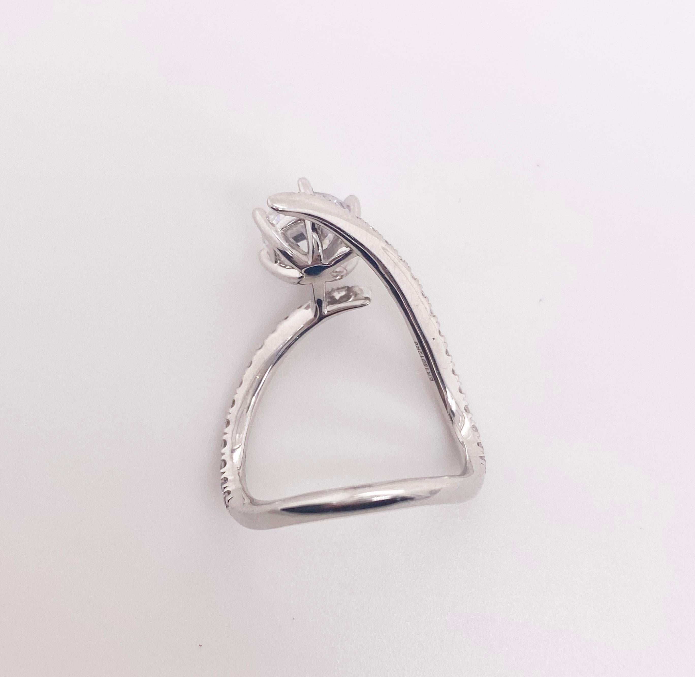 Im Angebot: Art Deco Diamant-Verlobungsring, asymmetrischer Ring mit rundem Stein () 2