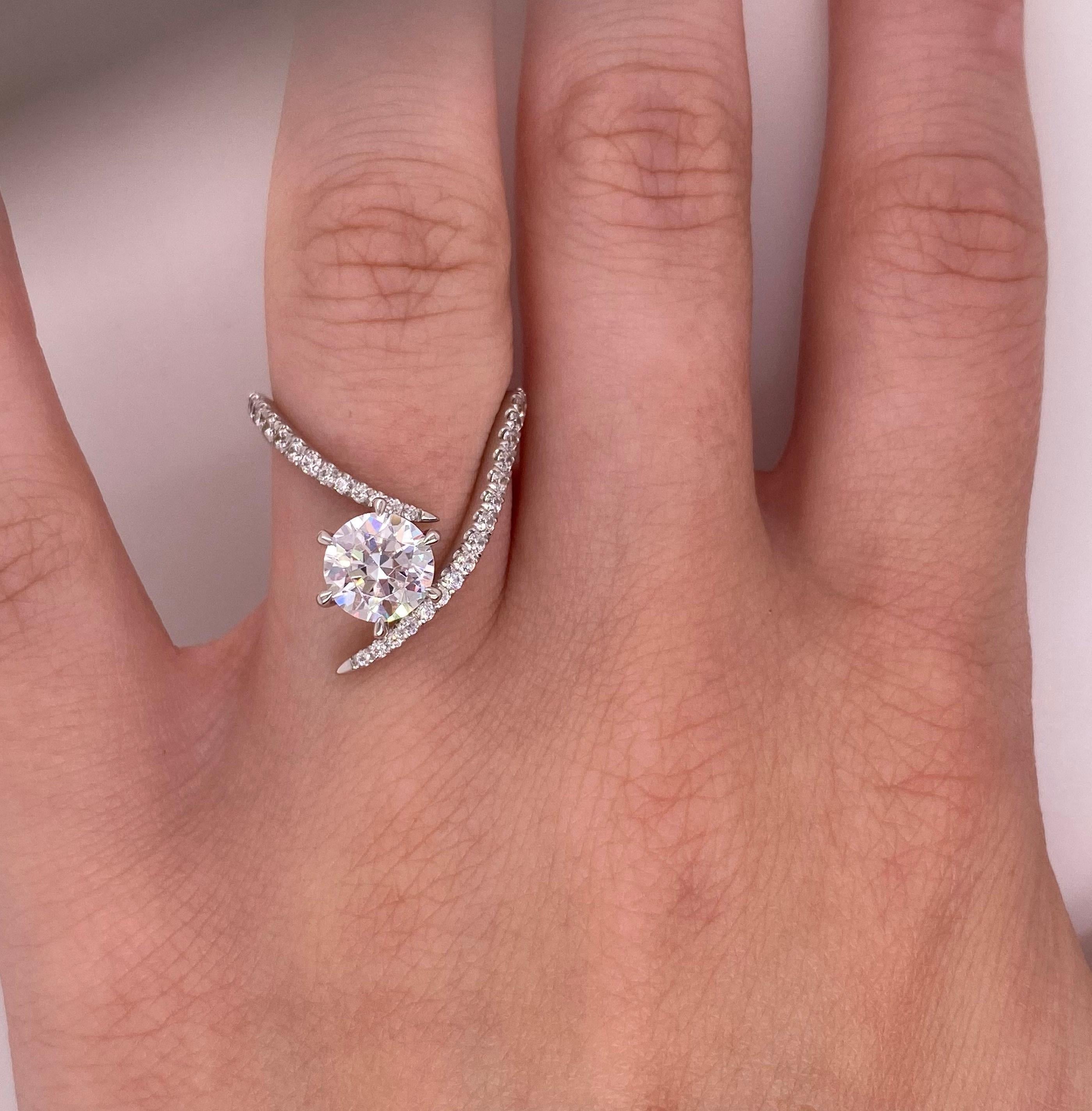 Im Angebot: Art Deco Diamant-Verlobungsring, asymmetrischer Ring mit rundem Stein () 3