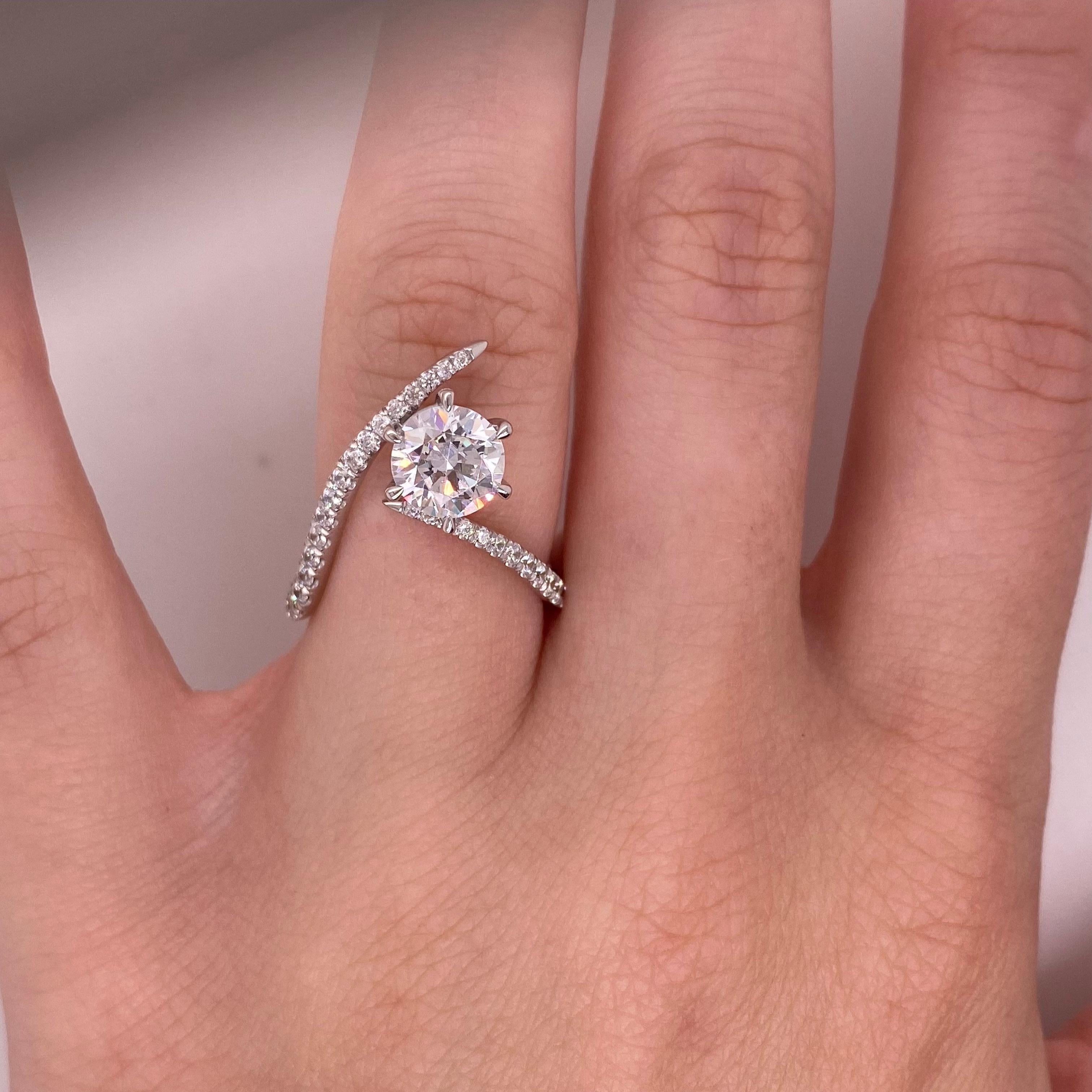 Im Angebot: Art Deco Diamant-Verlobungsring, asymmetrischer Ring mit rundem Stein () 4