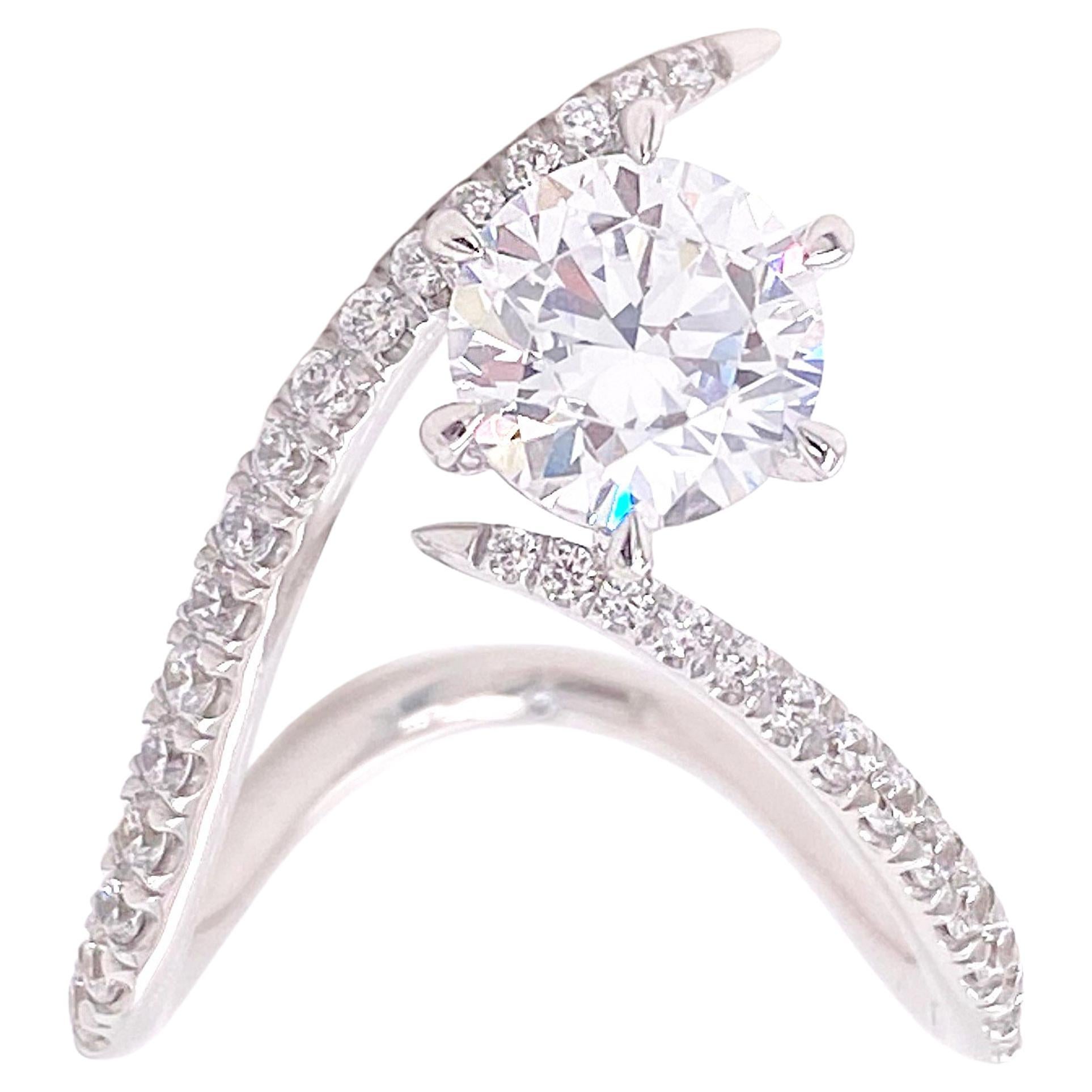 Im Angebot: Art Deco Diamant-Verlobungsring, asymmetrischer Ring mit rundem Stein ()