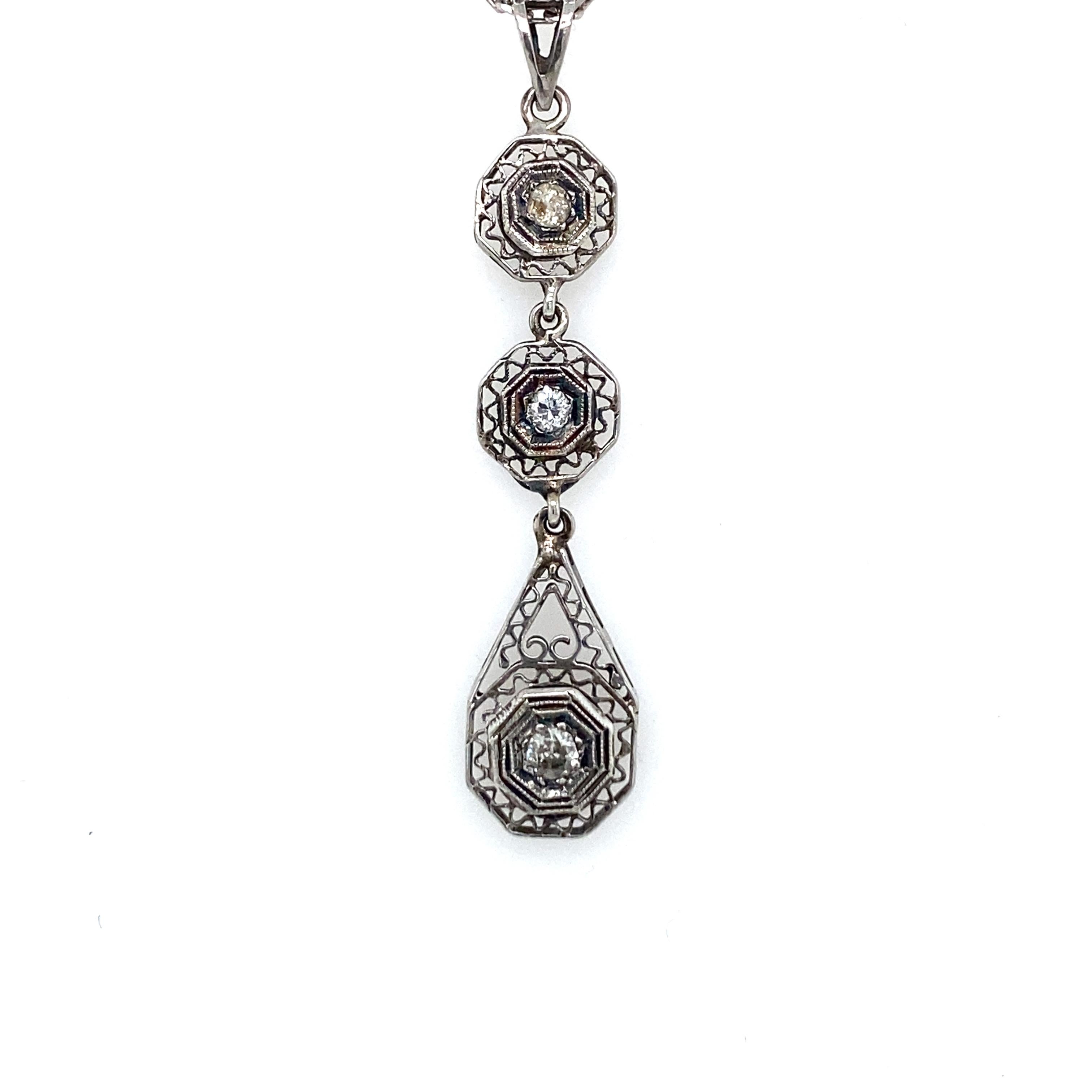 Art Deco Diamond Engraved Pendant Necklace In Excellent Condition In Napoli, Italy