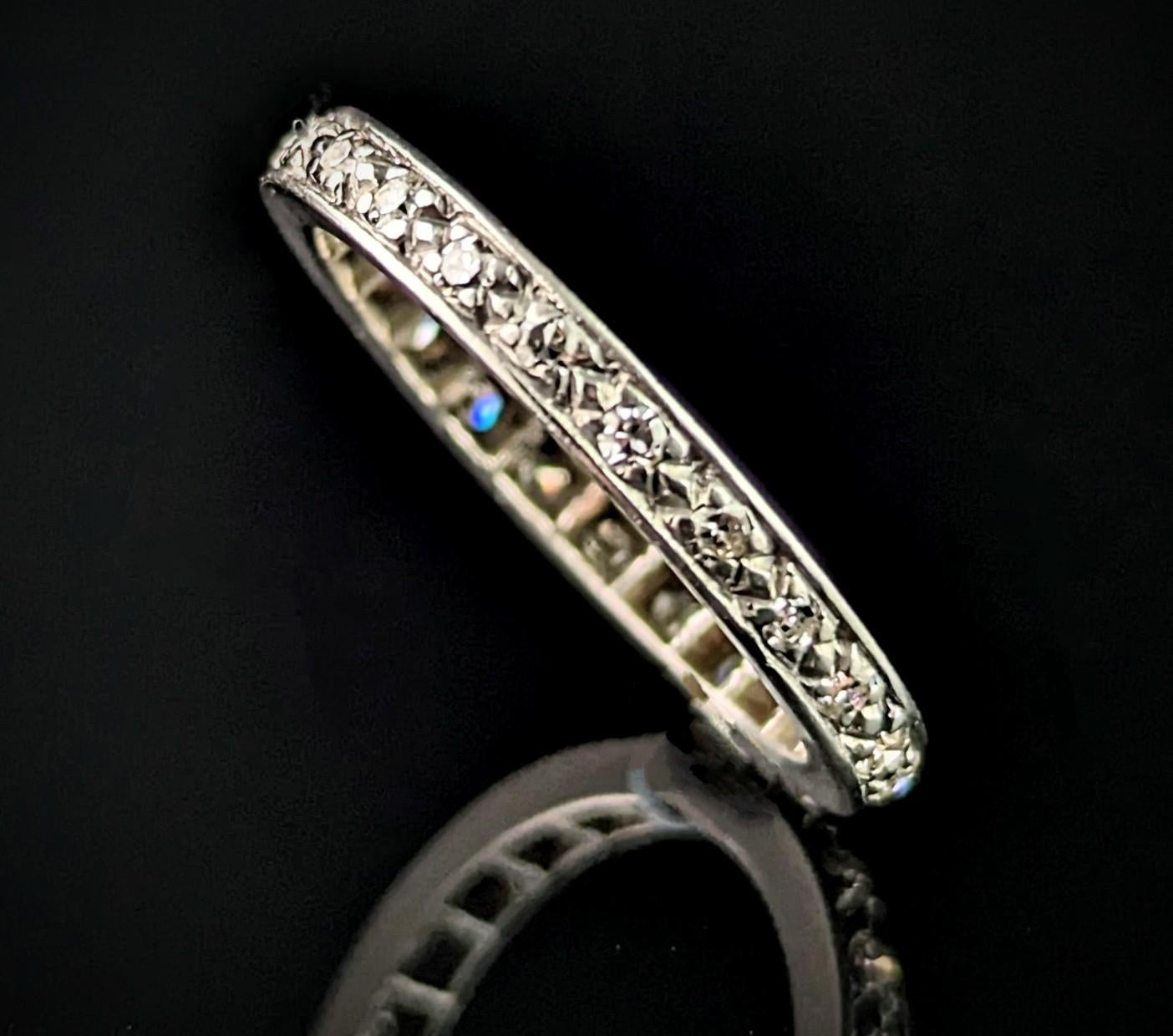 La decadenza e l'elegante bellezza degli anelli eternità Art Deco come questo anello con diamante resistono davvero al tempo.

Si tratta di uno stile che ha incarnato il sentimento dell'amore e del legame per secoli; alcuni suggeriscono che le