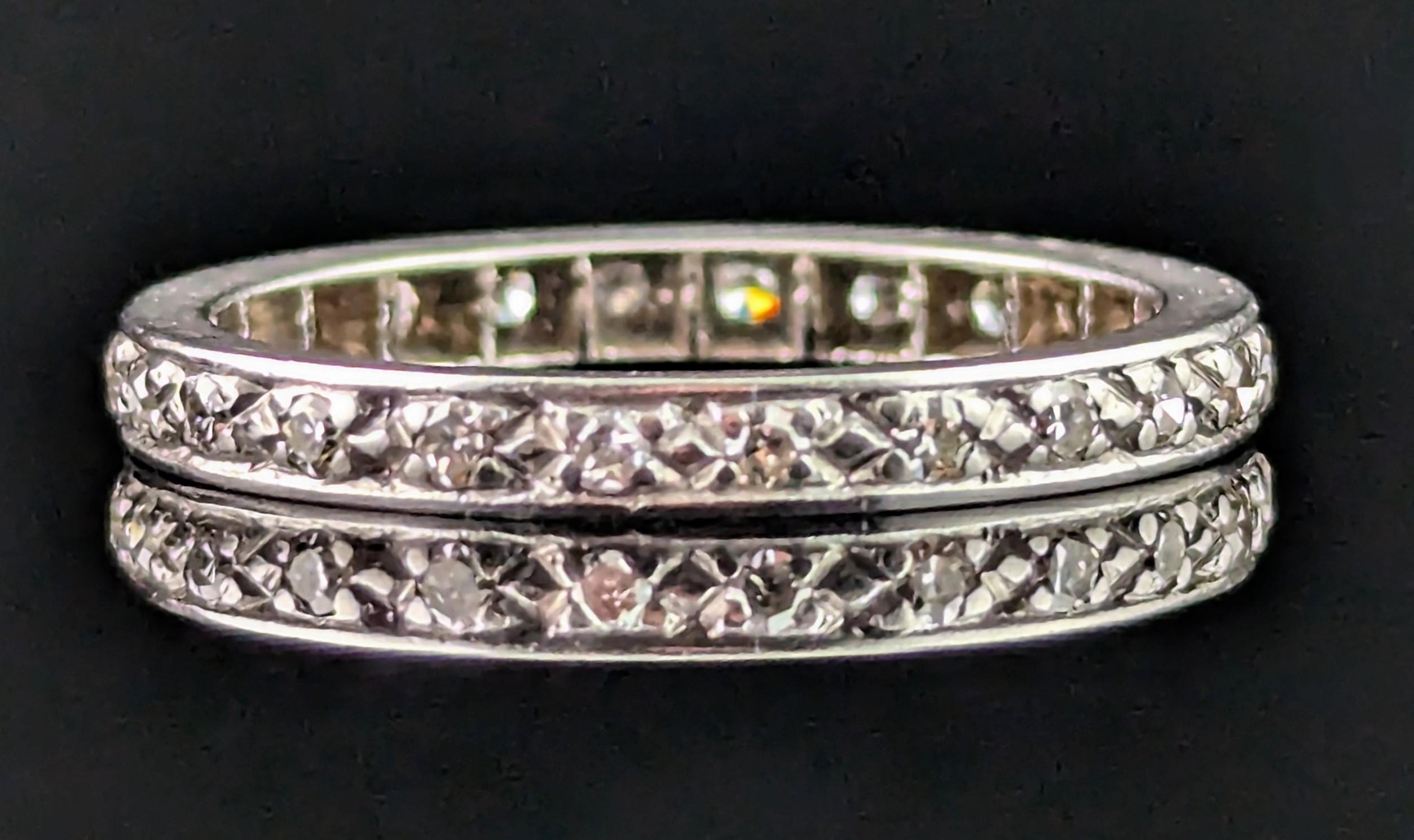 Taglio rotondo Anello dell'eternità con diamante Art Deco, oro bianco 18 carati in vendita