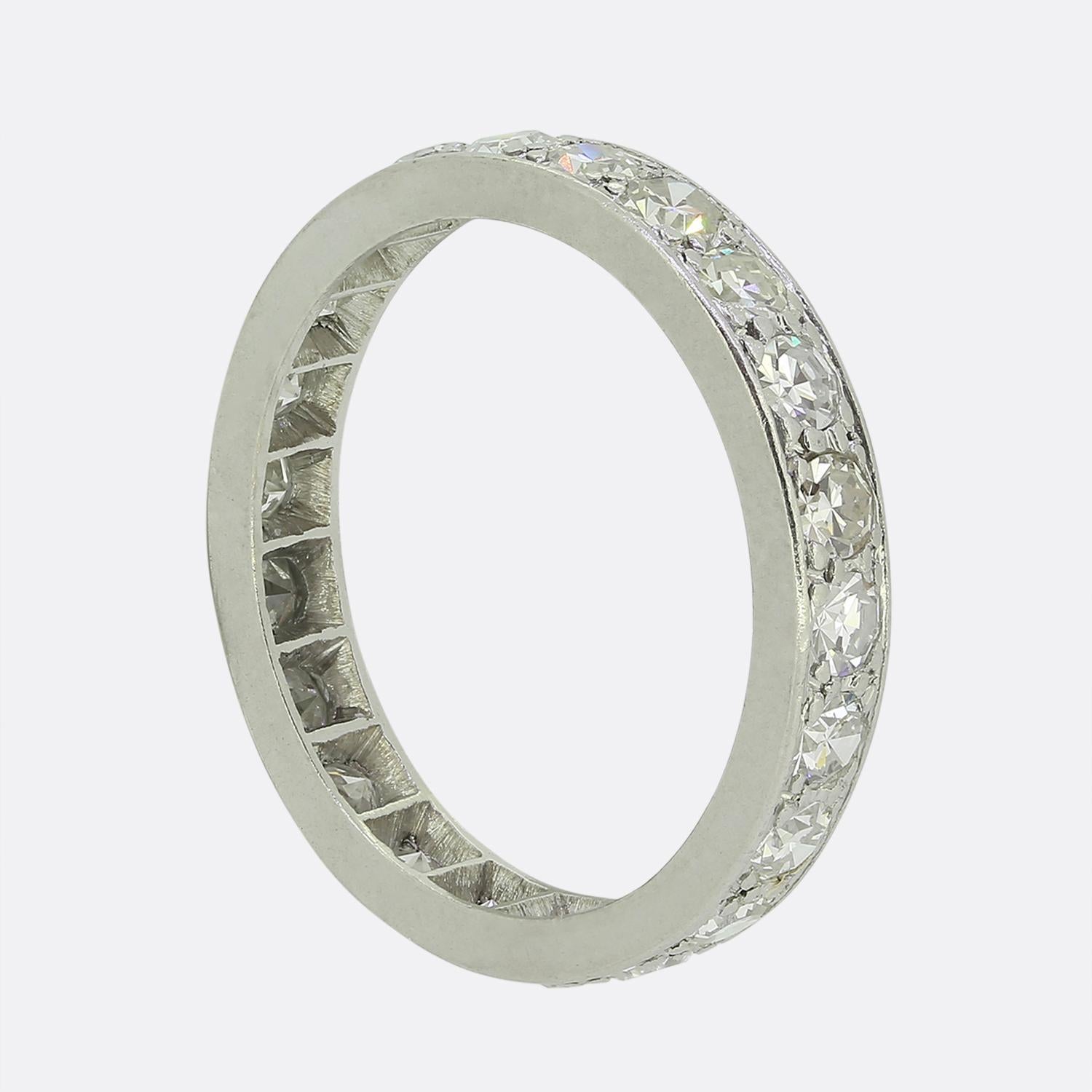 Nous avons ici une délicieuse bague d'éternité. Cette pièce Art déco a été réalisée en platine avec un anneau qui accueille 22 diamants de taille huit sertis individuellement en une seule ligne. Toutes les pierres sont merveilleusement assorties et