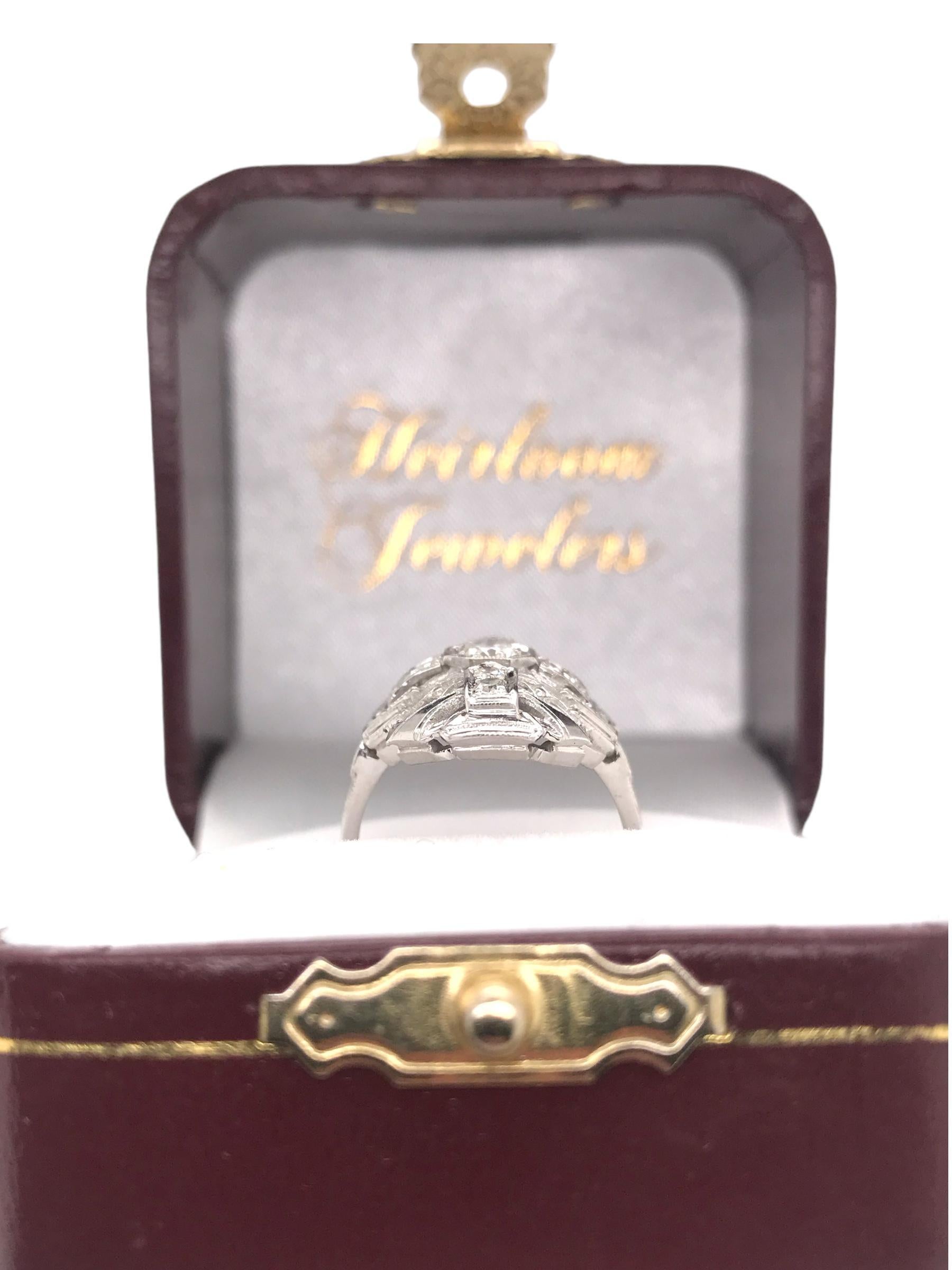 Anello da cocktail in filigrana con diamanti Art Deco in oro bianco 18 carati in vendita 5