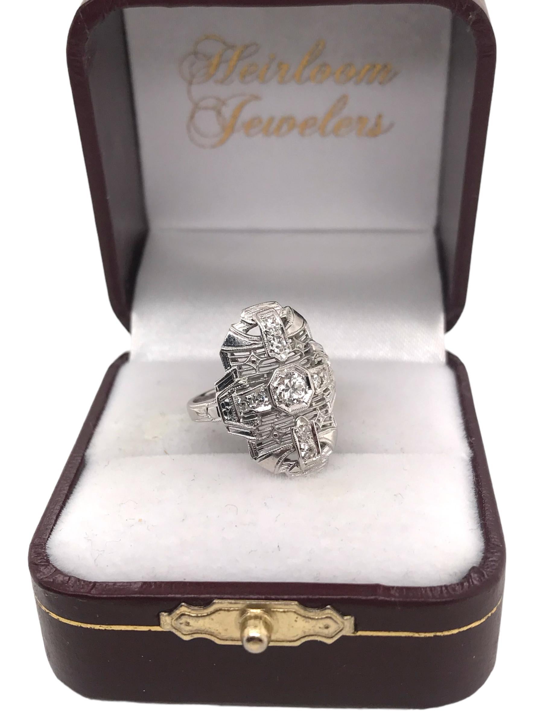 Anello da cocktail in filigrana con diamanti Art Deco in oro bianco 18 carati in vendita 7