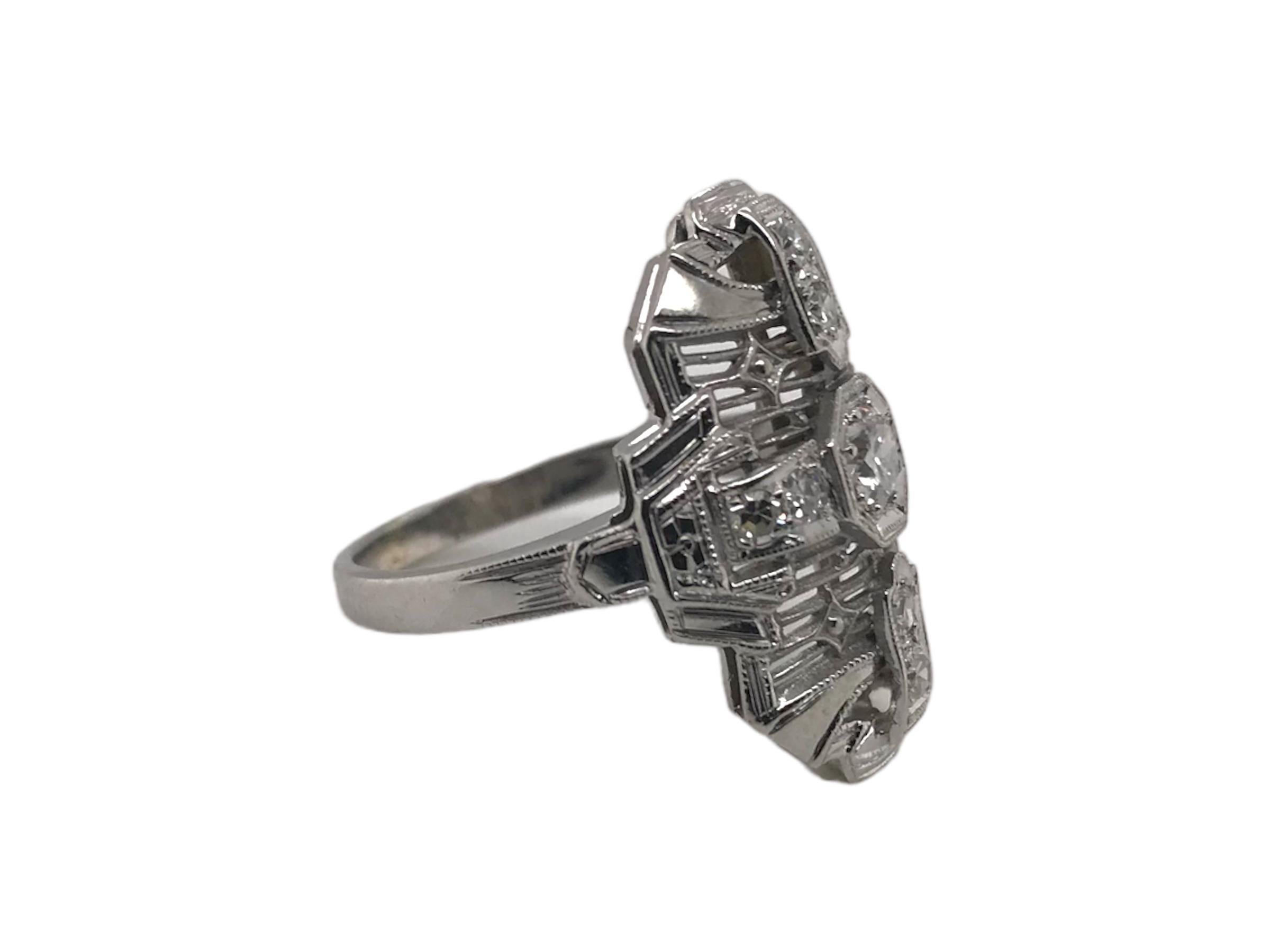 Anello da cocktail in filigrana con diamanti Art Deco in oro bianco 18 carati In condizioni buone in vendita a Montgomery, AL