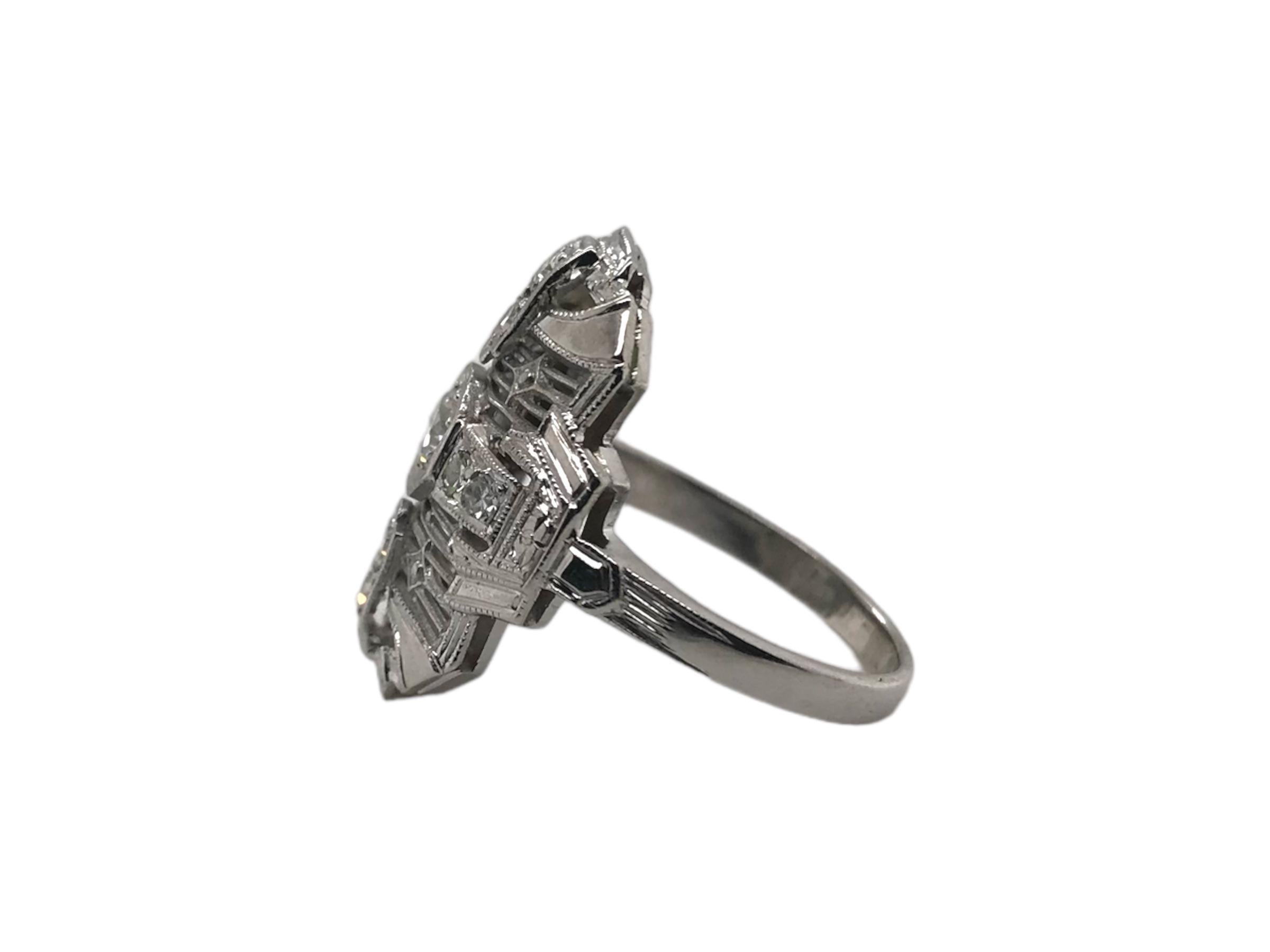 Anello da cocktail in filigrana con diamanti Art Deco in oro bianco 18 carati in vendita 1