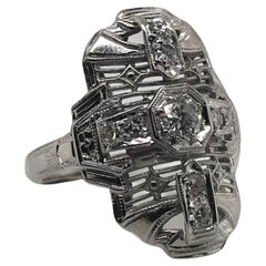 Anillo de cóctel Art Déco de oro blanco de 18 quilates con filigrana de diamantes