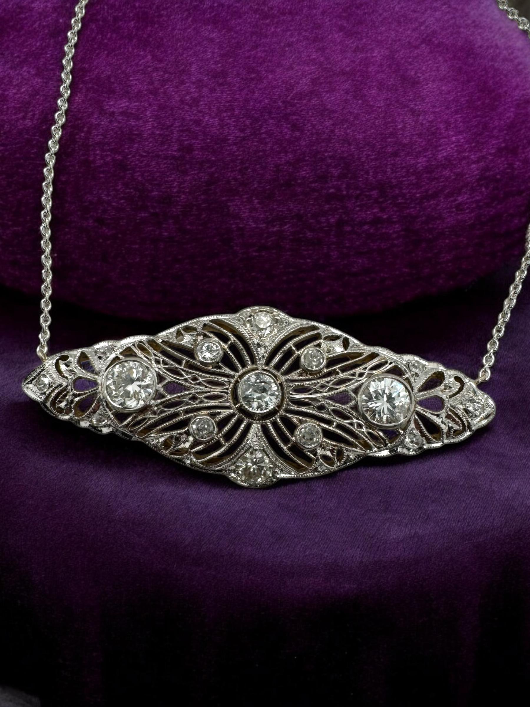Adoriamo questa bellezza vintage!!!
Una combinazione perfetta di filigrana e diamanti!!!

Dettagli della collana
Materiale: Platino e 14 carati 
Peso: 7,7 grammi
Lunghezza della spilla: 2 pollici
Larghezza della spilla: 3/4 di pollice
Lunghezza