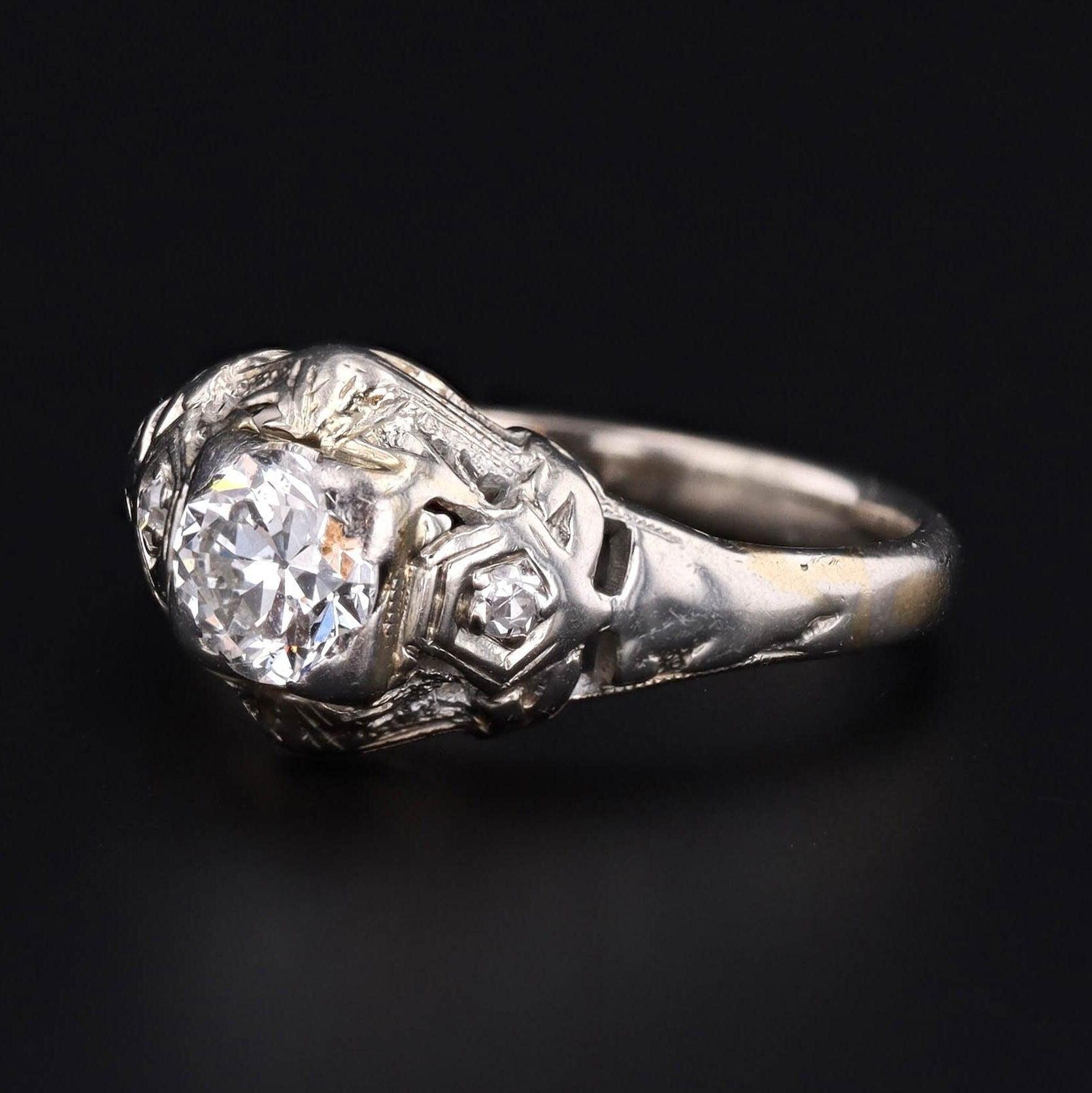 Raffinato gioiello dell'epoca Art Déco (1920-1930), questo anello di fidanzamento vintage presenta un diamante tondo brillante di .53 carati di qualità eccezionale (colore F, purezza SI1) incastonato in una montatura in filigrana finemente