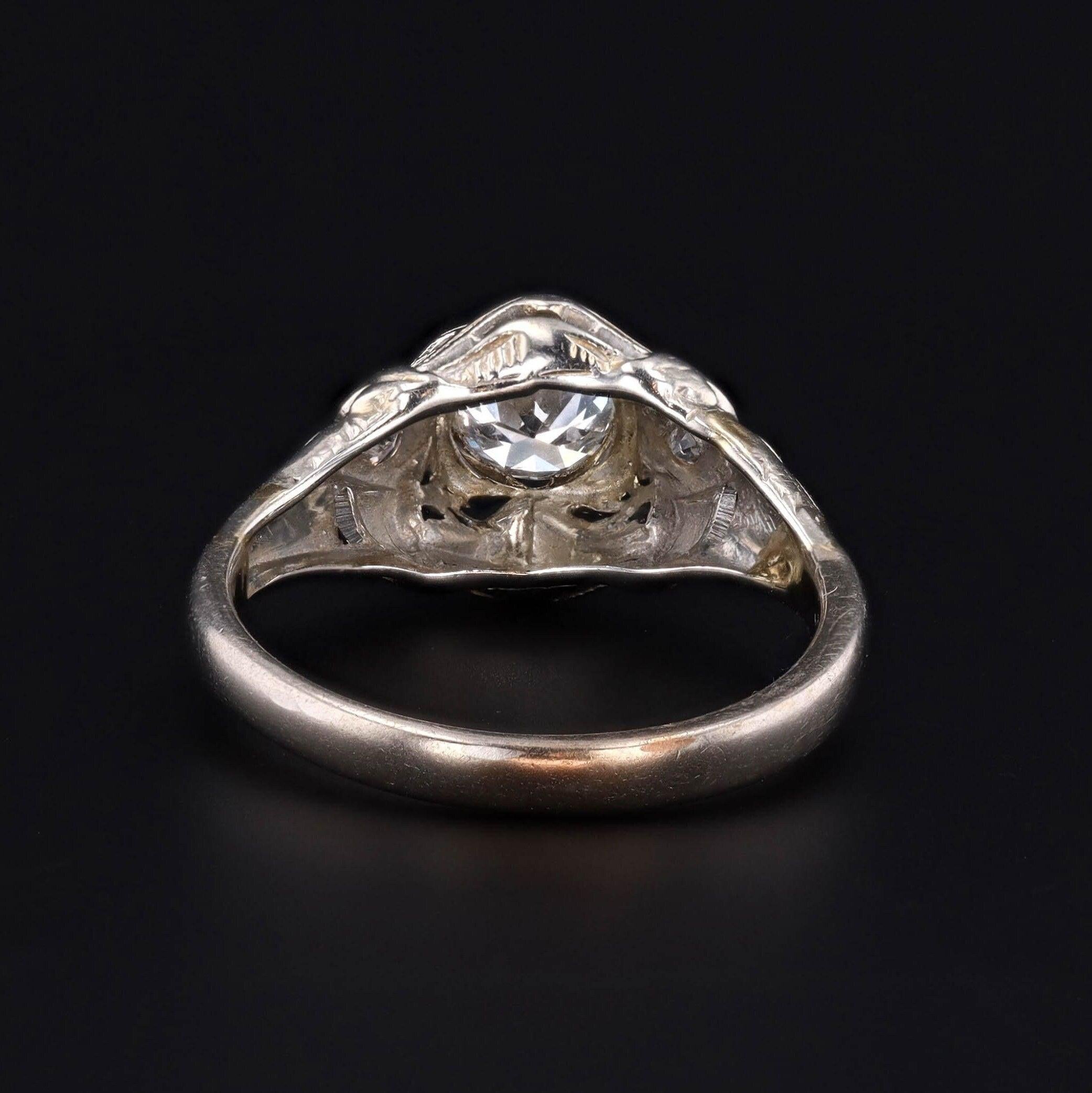 Taglio rotondo Anello Art Deco con diamanti in filigrana in oro bianco 18 carati in vendita