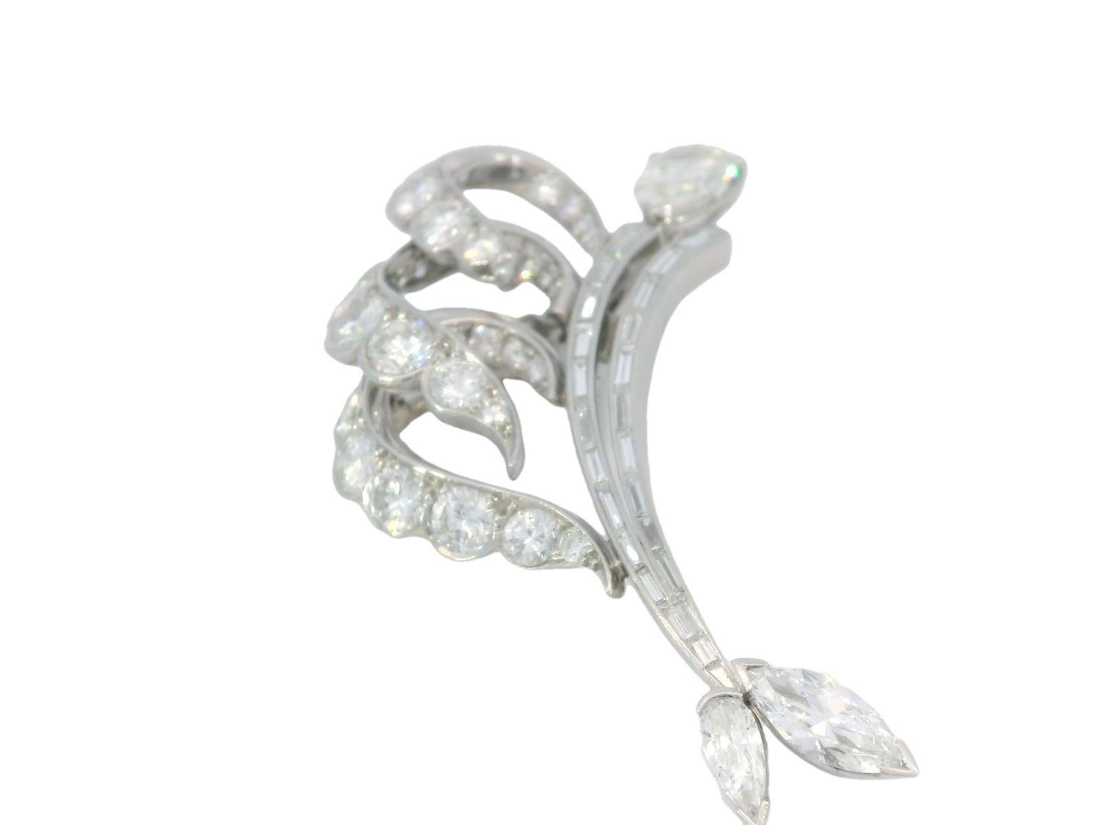 Art Deco Diamond Fish Brooch Abstract Marlin in Platinum ~8.65ctw

Cette élégante broche en platine sertie de diamants est un chef-d'œuvre de design et d'artisanat intemporel, avec un motif fluide et organique qui invite à l'imagination. Ses courbes