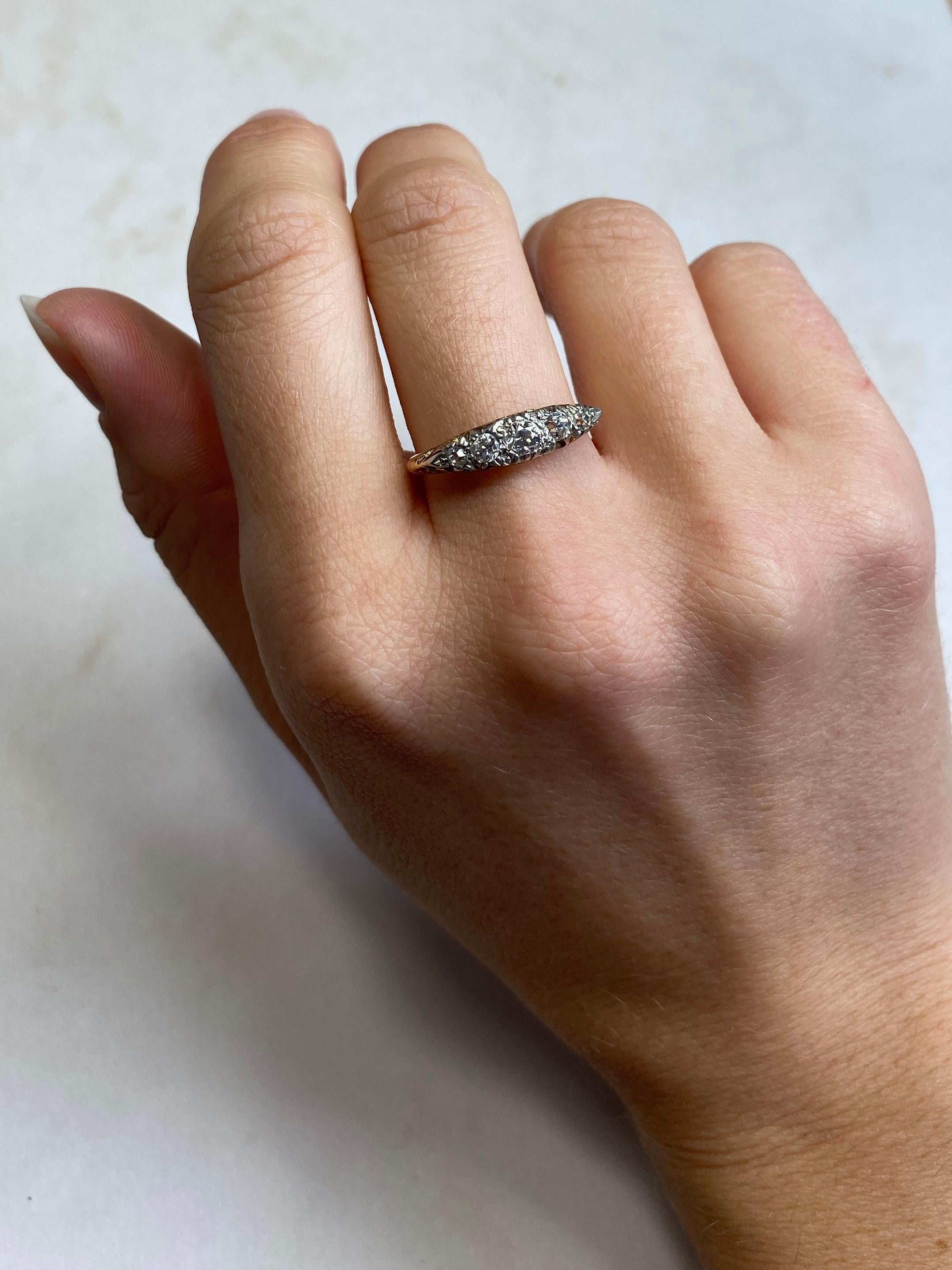 Round Cut Art Deco Diamond Five-Stone 18 Carat Gold Ring