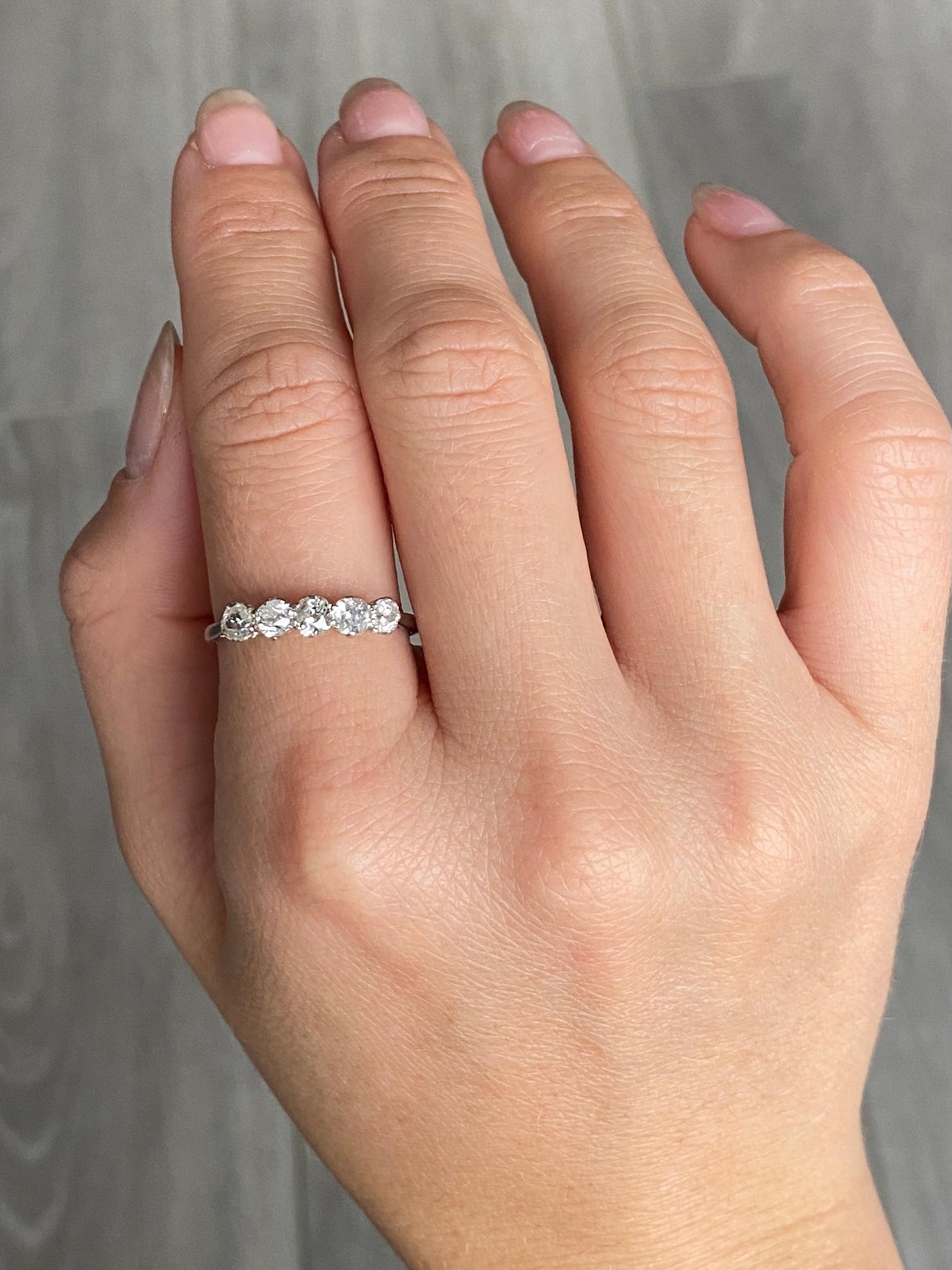 Art Deco Diamant-Ring aus Platin mit fünf Steinen und Platin (Art déco) im Angebot