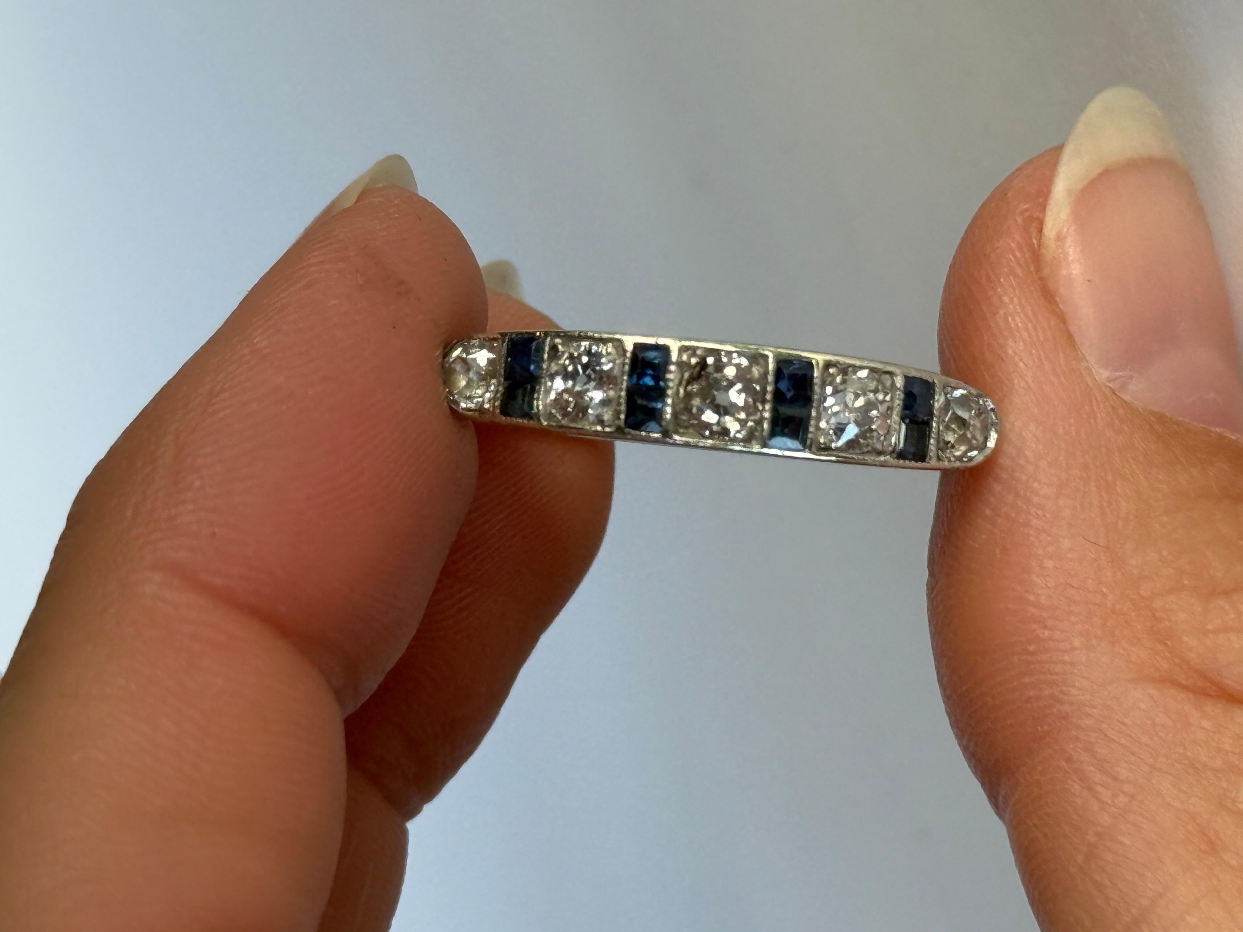 Cette magnifique bague à cinq pierres en diamant comporte des paires de saphirs entre chaque pierre. La bague est en or 18 carats. Le diamant central mesure 15pts et les diamants suivants mesurent 12pts et le plus petit 8pts. 

Taille de l'anneau :