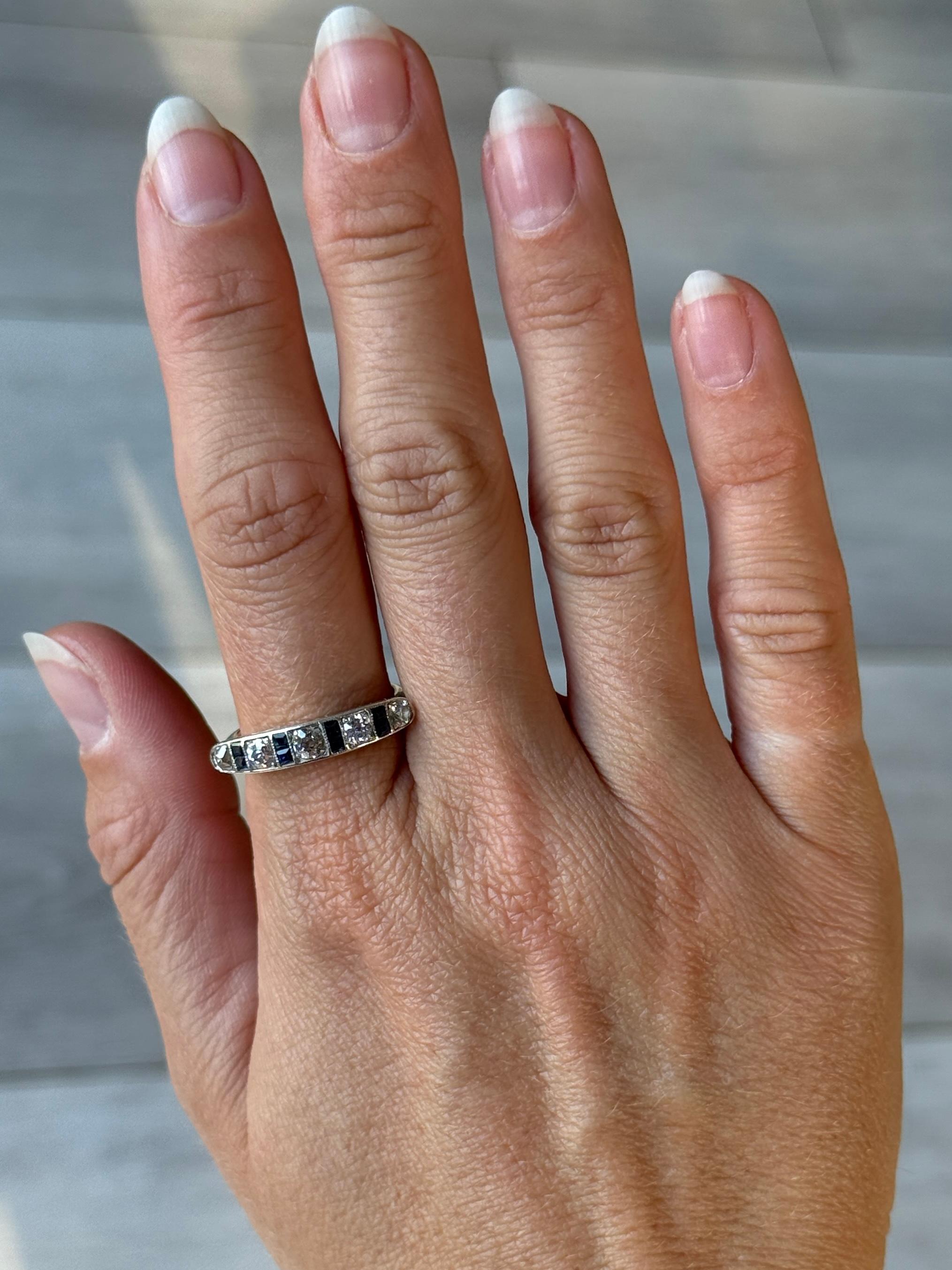 Taille ronde Art Deco Diamond Five Stone Ring and 18 Carat Gold with Sapphires (Bague à cinq pierres en diamant et or 18 carats avec saphirs) en vente