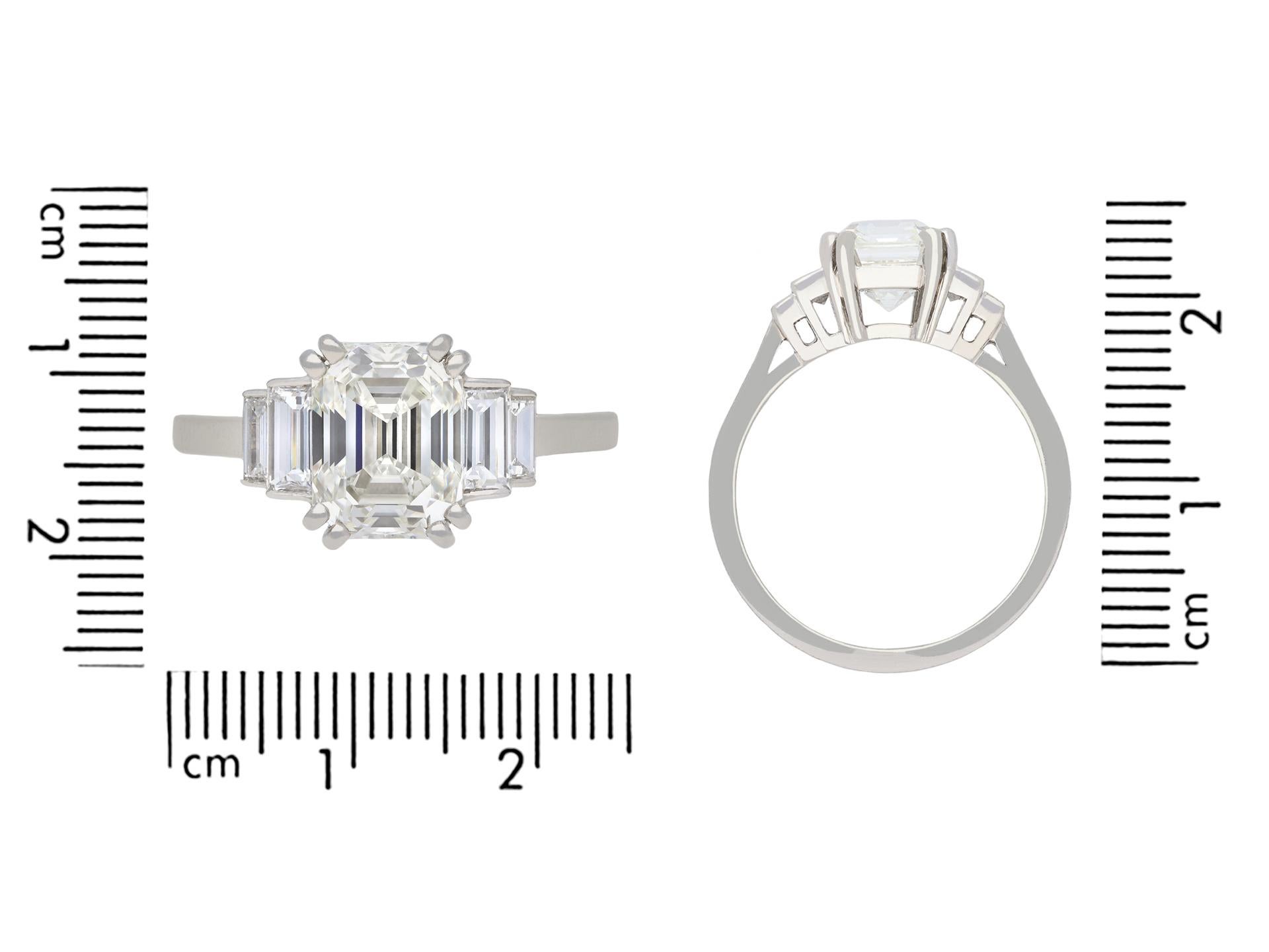 Art Deco diamond flanked solitaire ring, circa 1930. In Good Condition For Sale In London, GB