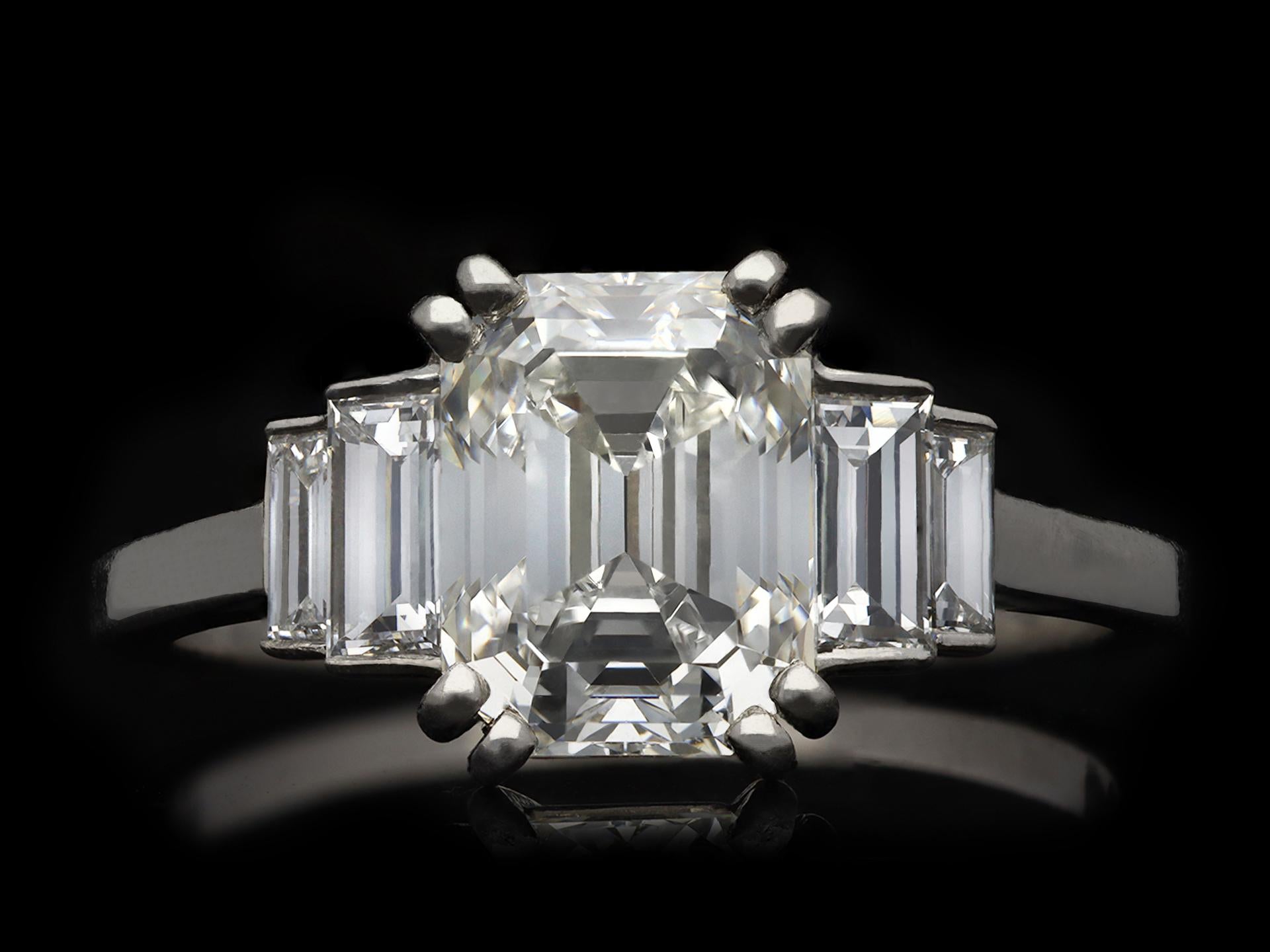 Art Deco diamond flanked solitaire ring, circa 1930. For Sale 1