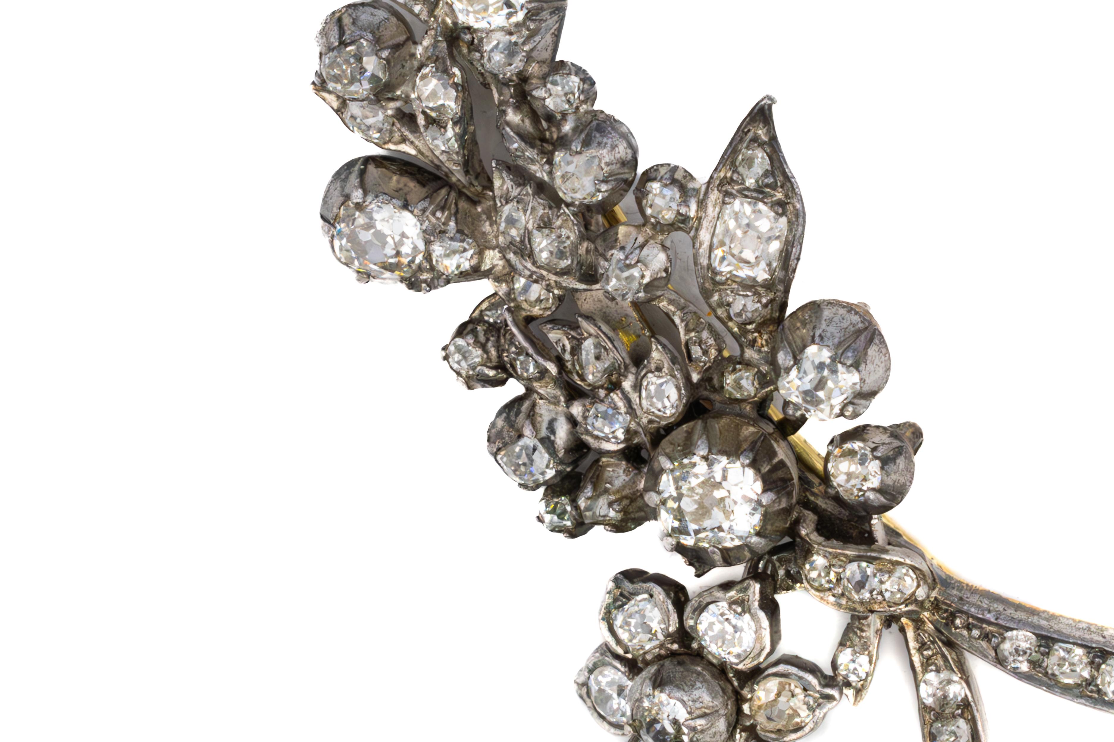 Art Deco Diamant Blumenbrosche in Silber mit Gold Plattierung

Diese antike Brosche ist als romantischer Blumenstrauß gestaltet und durchgehend mit Diamanten im Minen- und Rosenschliff besetzt. Die Diamanten sind in Silber gefasst und mit Gold