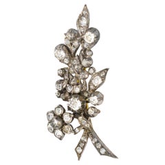 Broche florale Art déco en argent et plaqué or, ornée de diamants