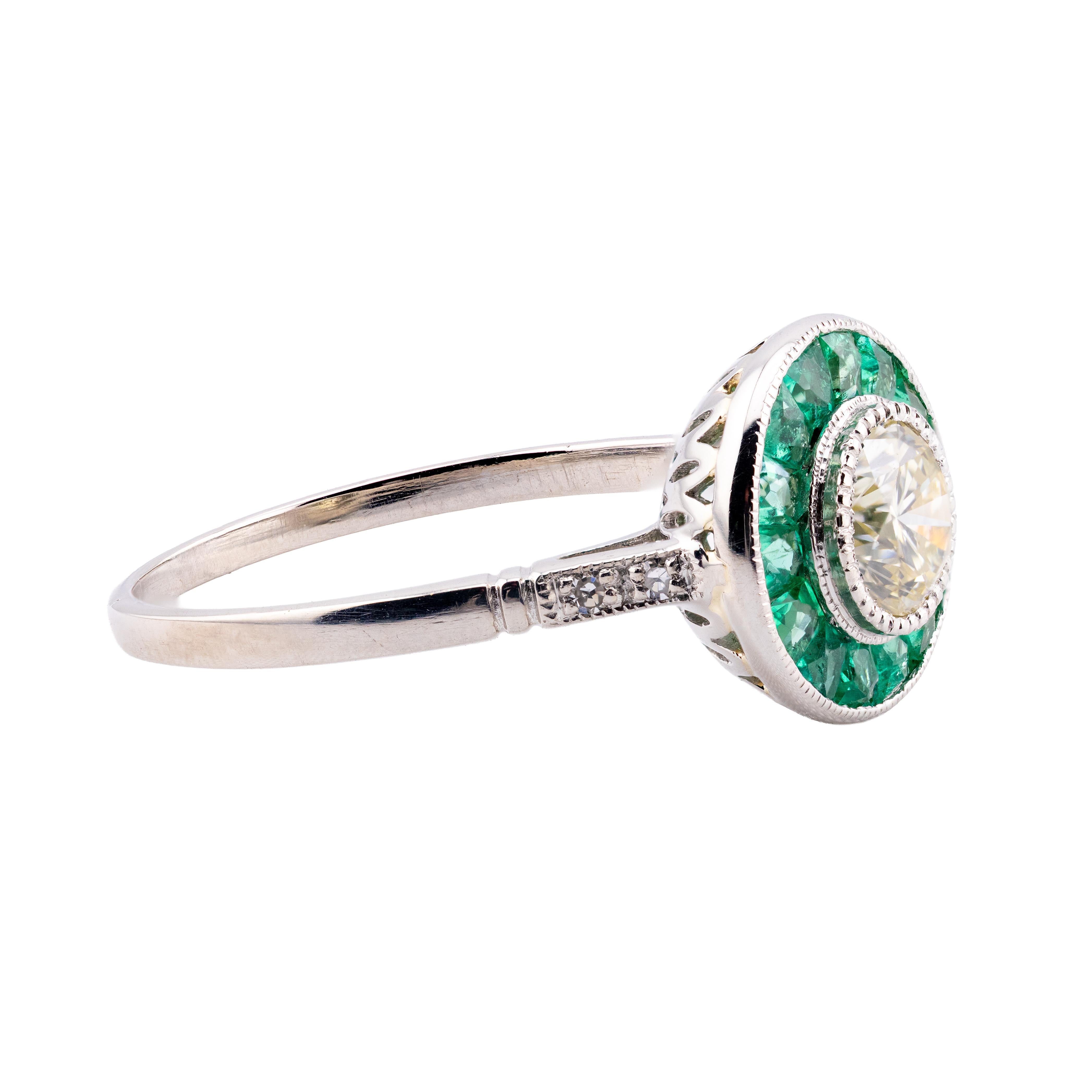 Aston Estate Jewelry présente

Une bague de fiançailles captivante mettant en vedette un diamant rond de 0,60 carat, élégamment entouré d'émeraudes de taille française d'un vert vibrant.

Le diamant central est d'une pureté VS2 et d'une couleur H. 