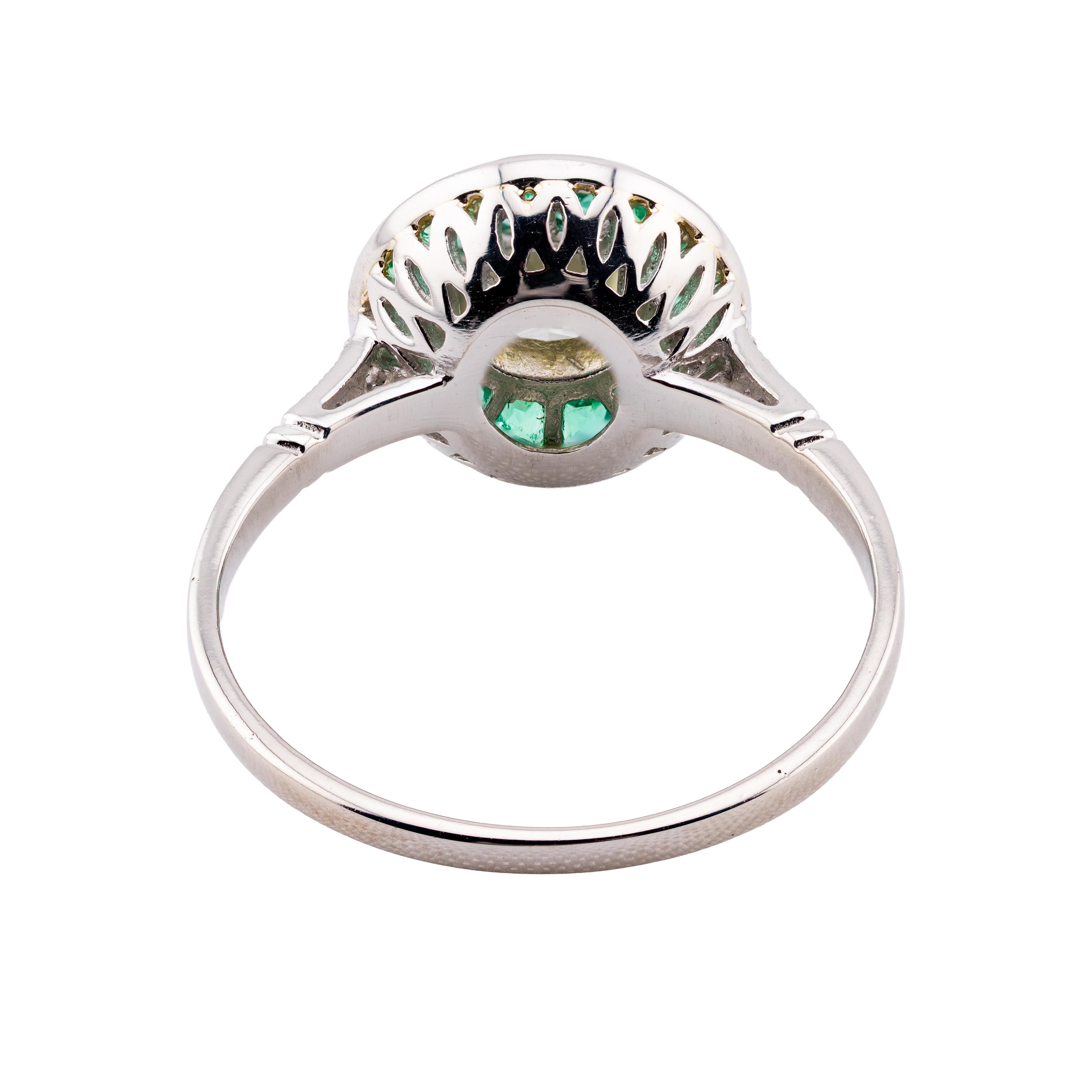 Bague de fiançailles Art déco en platine avec diamant et émeraude de taille française Excellent état - En vente à Boston, MA