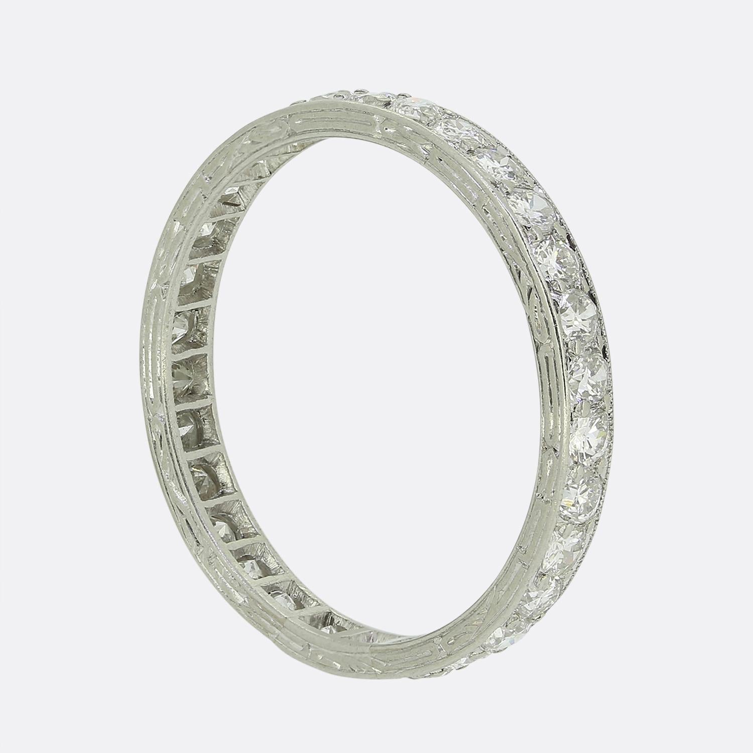 Ecco una squisita fascia per l'eternità con diamante realizzata durante il movimento Art Déco. L'anello presenta una fila continua di diamanti di taglio europeo antico, ogni pietra irradia una tonalità bianca brillante. Incastonati in un'elegante