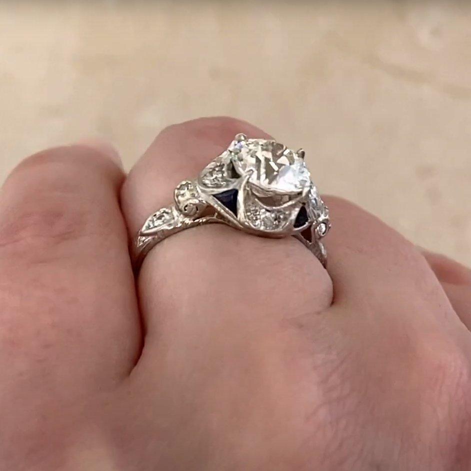 Un cautivador anillo Art Déco, hecho a mano en platino hacia 1925, que muestra la simetría y elegancia características de la época. En su centro hay un diamante de talla europea antigua de 2,00 quilates, certificado por el GIA, de color J y claridad