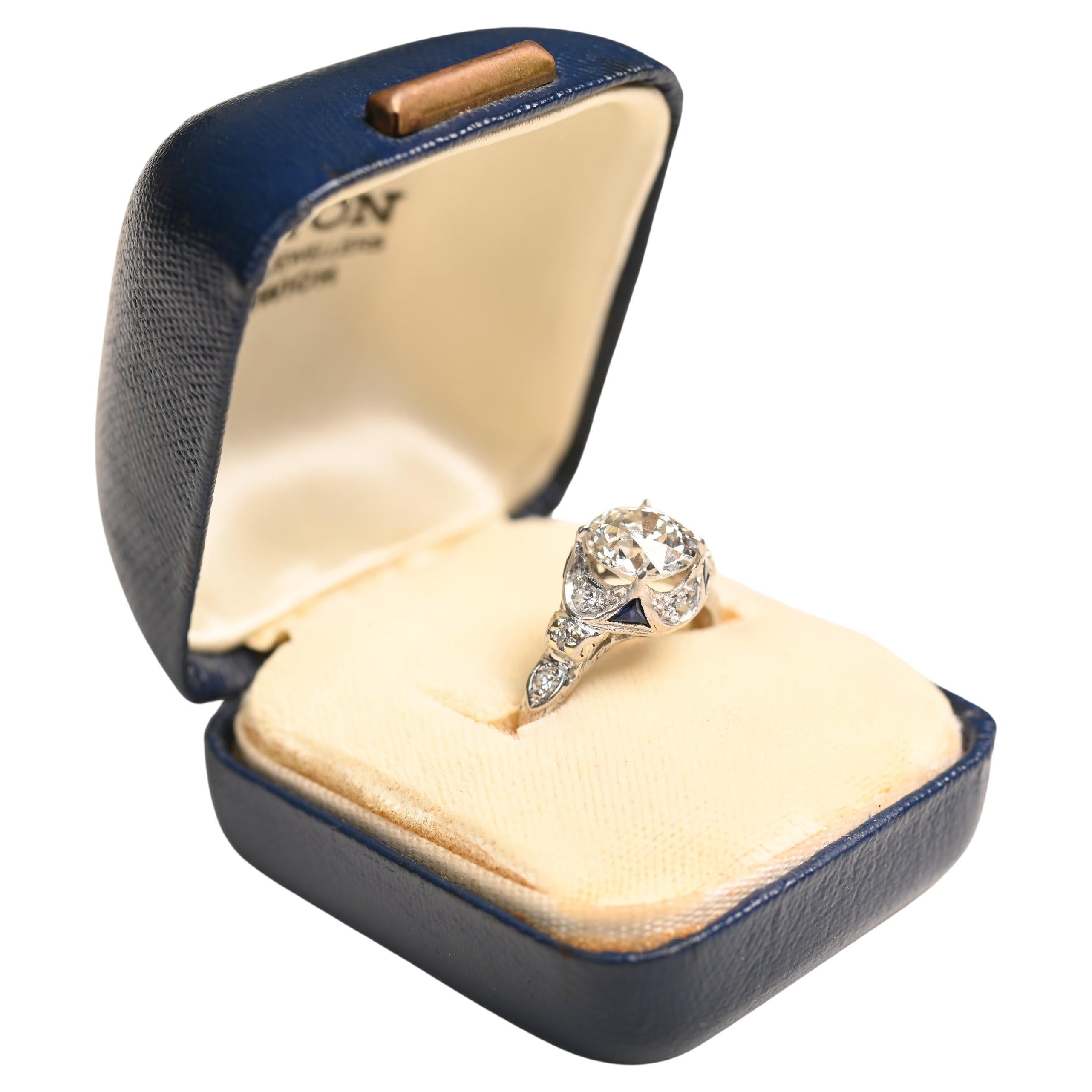Anillo Art Decó de diamantes (GIA aprox. 2,00 quilates) y zafiros, platino Circa 1925 en venta