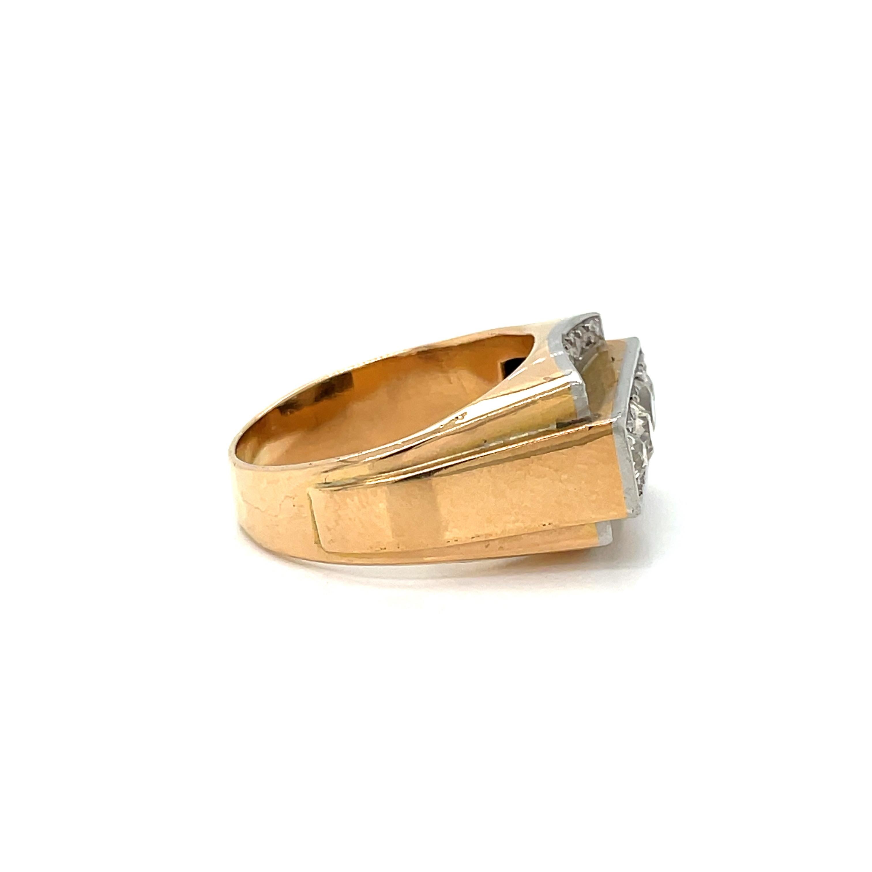 Zauberhafter handgefertigter Ring aus 18 Karat Rosé- und Weißgold.

Er stammt aus dem Jahr 1930 und ist mit ca. 1,30 Karat Diamanten im Old-Mine-Schliff (Farbe G/H, Reinheit Vs1) besetzt, die in drei Weißgoldreihen eingefasst sind.

ZUSTAND: