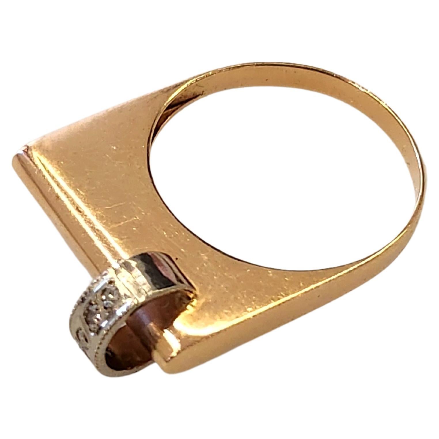 Art deco Ära 1920s unuswal hallow ring designe in 14k gelbes Gold decorted mit kleinen Diamanten datiert zurück zu Europa 1920s 