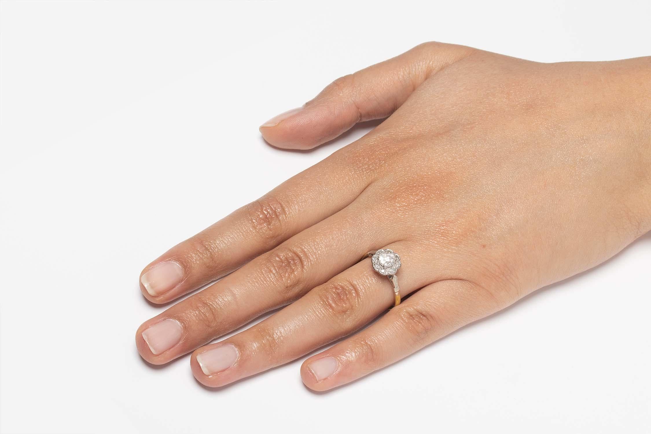 Art-Déco-Diamant-Halo-Ring, ca. 1920er Jahre für Damen oder Herren im Angebot