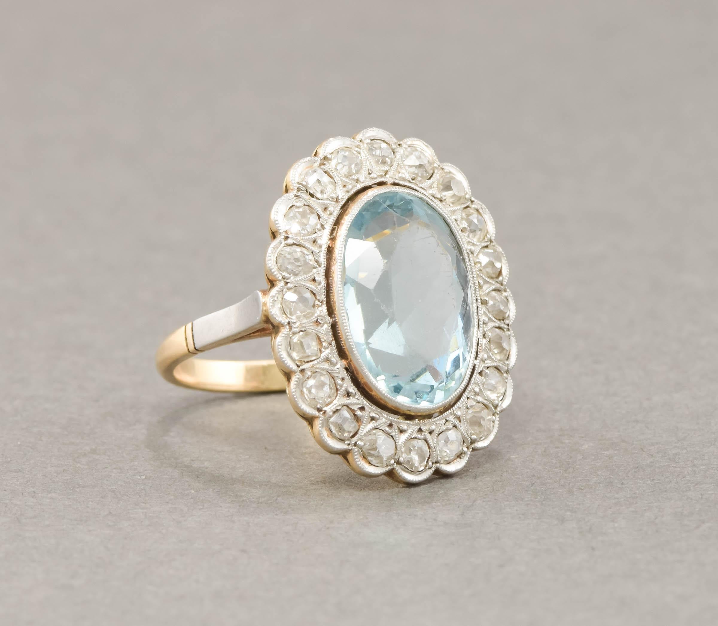 Dieser große und elegante Diamantring mit Halo spiegelt den Glamour der späten Edwardianischen Periode bis zum Art Deco wider.  Interessanterweise ist der große Mittelstein aus Paste (Glas) und nicht aus dem Aquamarin, dem er ähnelt. Ursprünglich