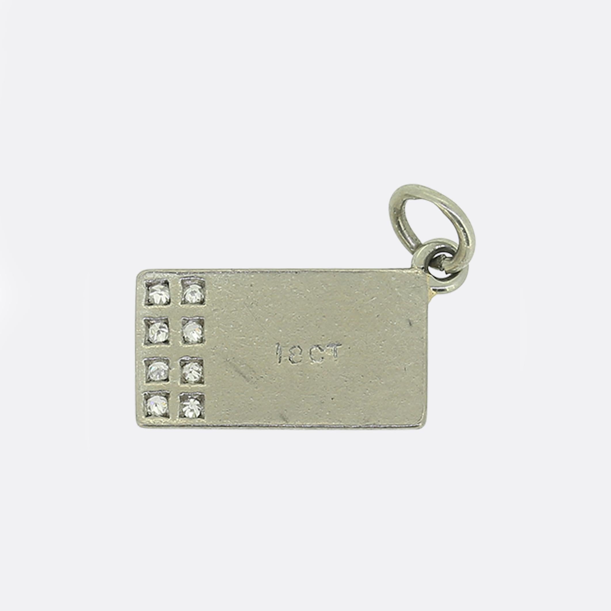 Nous avons ici un adorable charme Art déco. Cette pièce en or blanc 18ct a été façonnée en forme de lettre avec un cachet et l'inscription 
