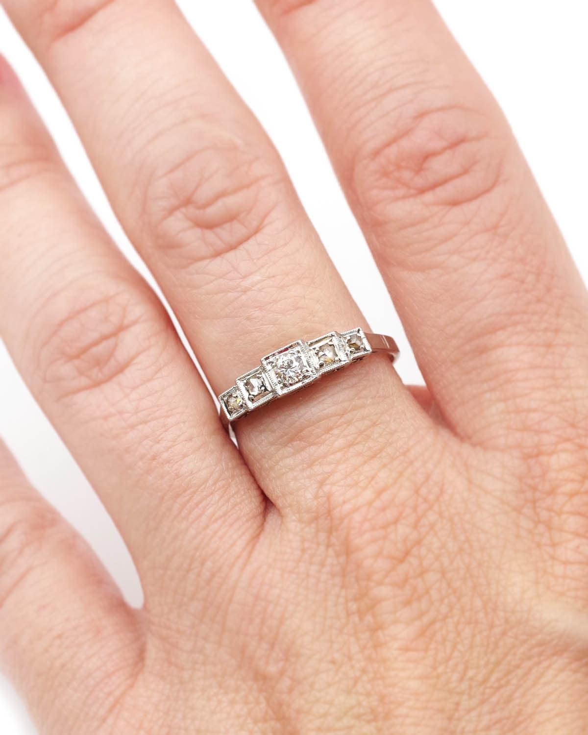 Art déco Bague Art Line Line en platine et or 18 carats, anneau, diamants en vente