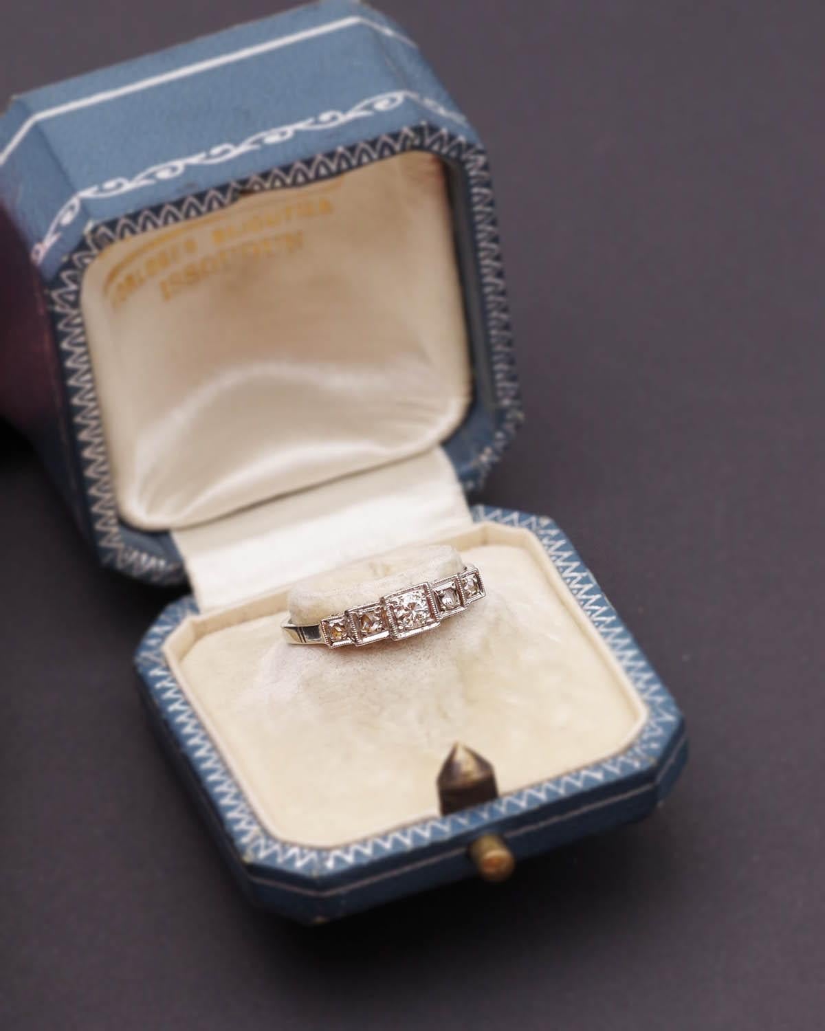 Taille vieille Europe Bague Art Line Line en platine et or 18 carats, anneau, diamants en vente