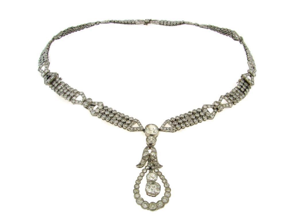Unique et très important collier interchangeable Art déco en diamant et platine créé en France dans les années 1920. 
Le pendentif est amovible et le collier se transforme en tour de cou. De plus, le collier se sépare et se transforme en deux