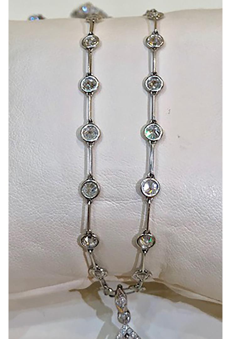 Collier de diamants Art Déco Circa 1920-1930..
Platine, tous les diamants de taille européenne (couleur G-H / VV1 à VS1)
Environ 4 cts pour le pendentif et environ 6 cts pour le collier