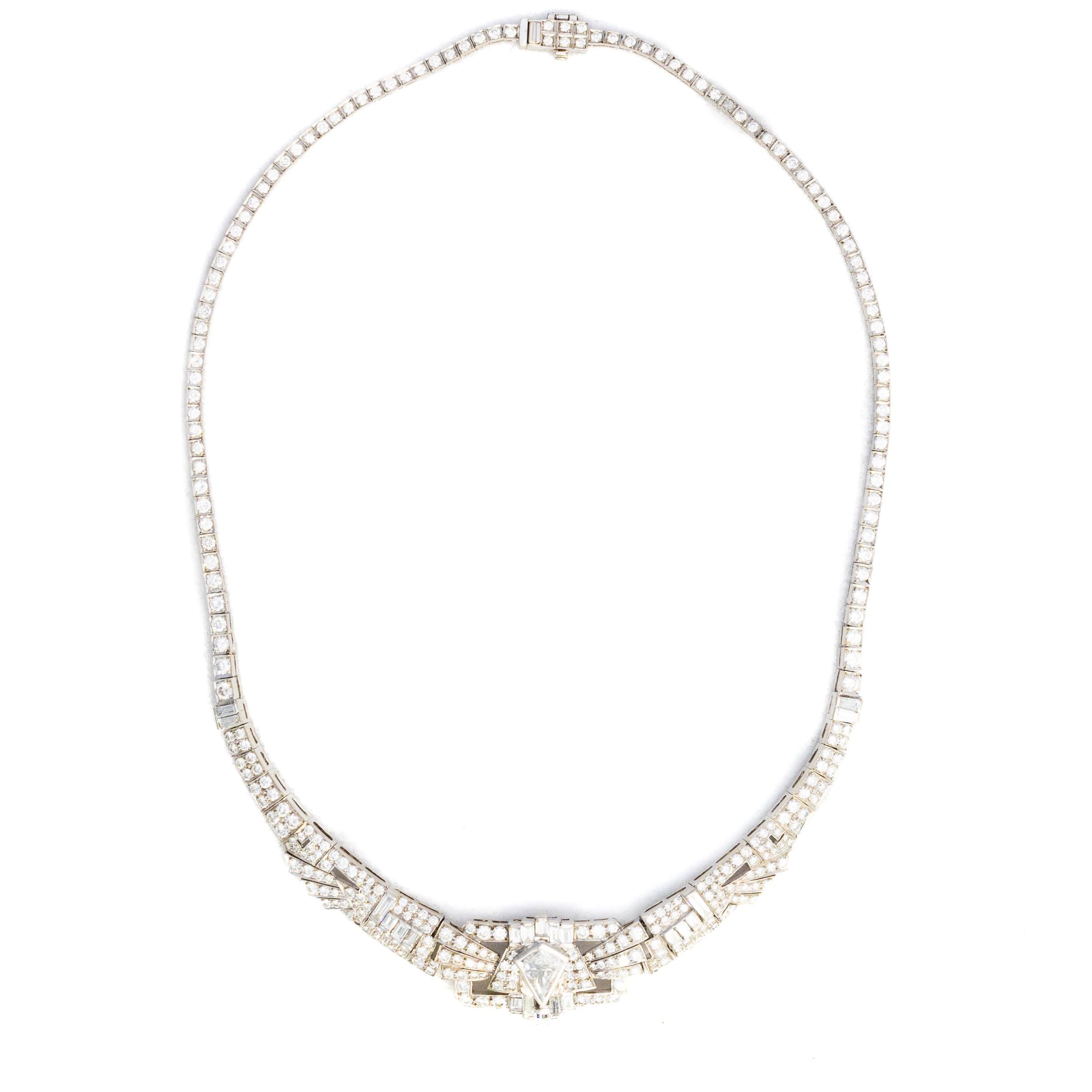 Art Deco Diamant-Halskette mit Kite-förmigem Diamanten in der Mitte

Dieses Collier aus 18-karätigem Weißgold ist ein fesselnder Ausdruck des vom Art déco inspirierten Glamours und strahlt aus jedem Blickwinkel. Das Schmuckstück mit seiner