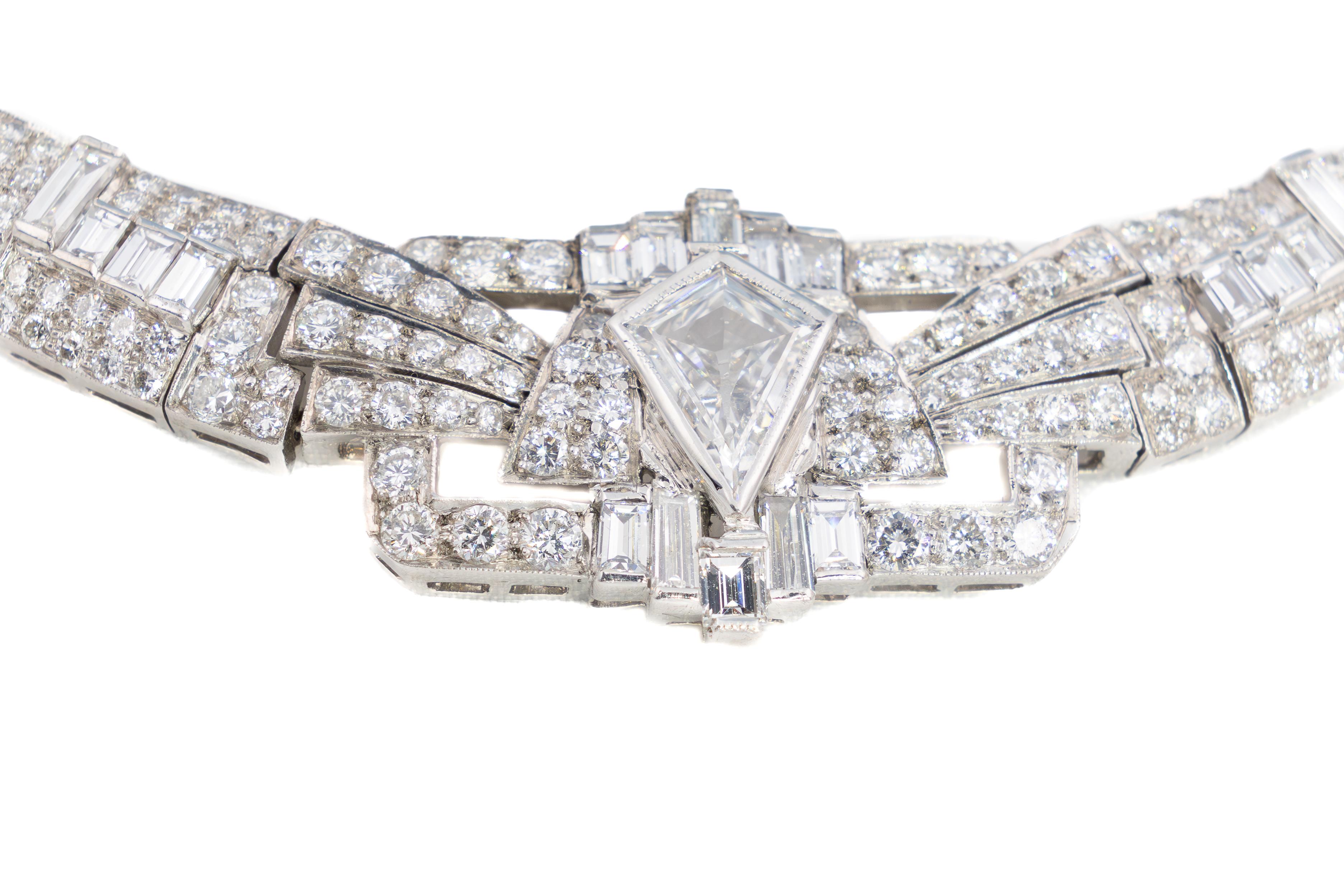Art Deco Diamant-Halskette mit Kite-förmigem Diamanten in der Mitte (Art déco) im Angebot