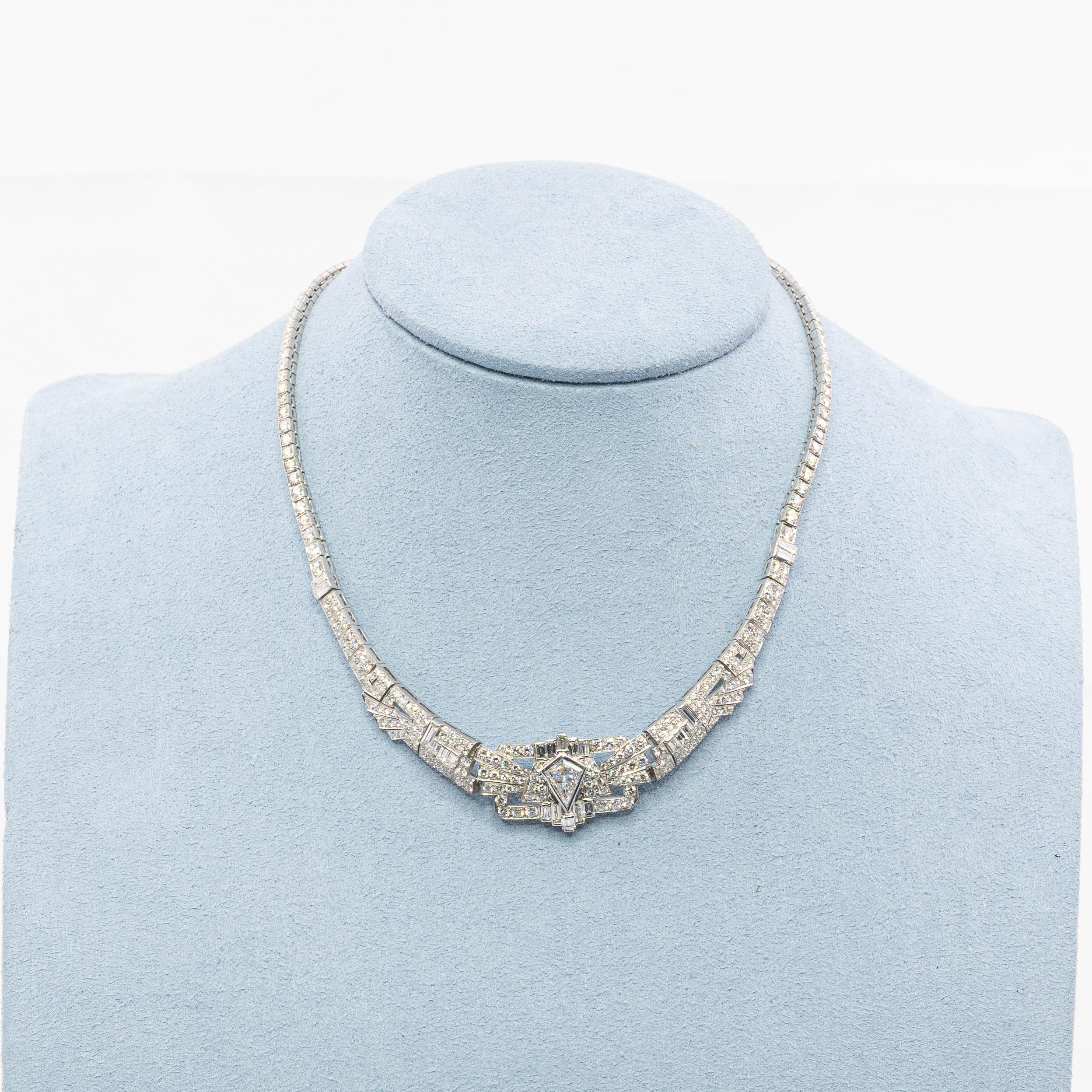 Art Deco Diamant-Halskette mit Kite-förmigem Diamanten in der Mitte (Rundschliff) im Angebot