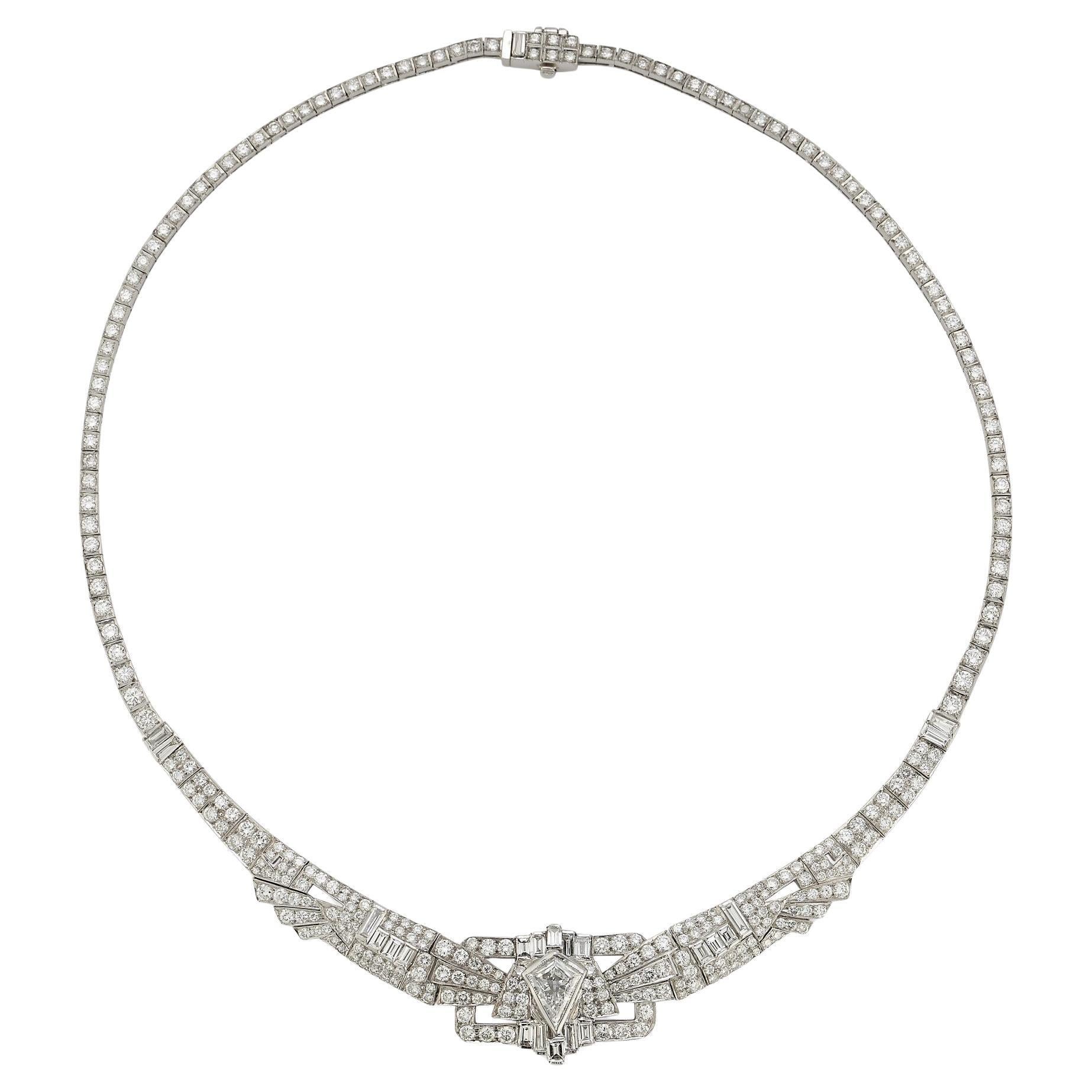 Art Deco Diamant-Halskette mit Kite-förmigem Diamanten in der Mitte im Angebot