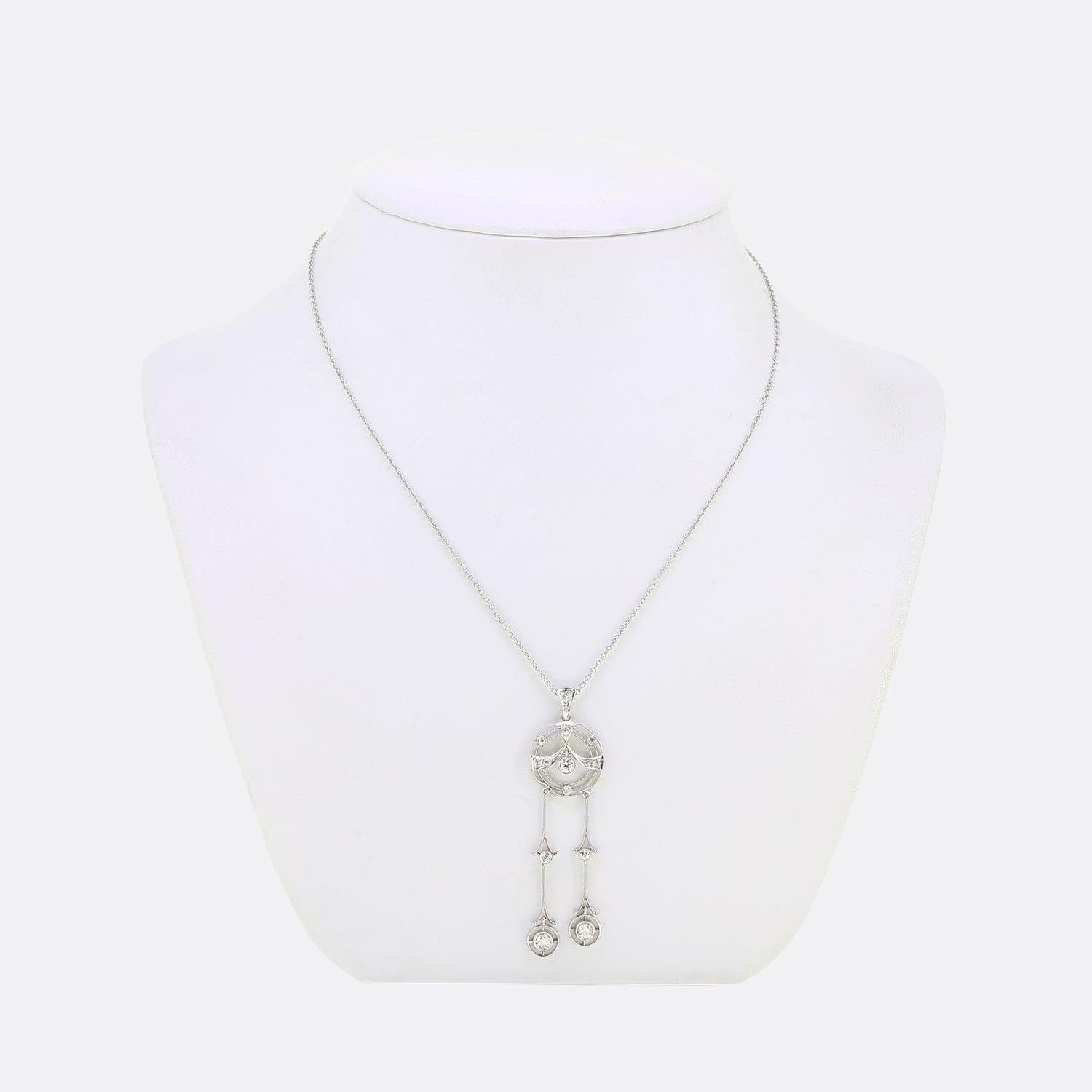 Ecco una superba collana con diamanti négligée risalente alle ultime fasi del movimento Art Déco. Un paio di diamanti di primo taglio pendono liberamente da barre a lama individuali nella parte inferiore del pezzo. Queste barre con diamanti